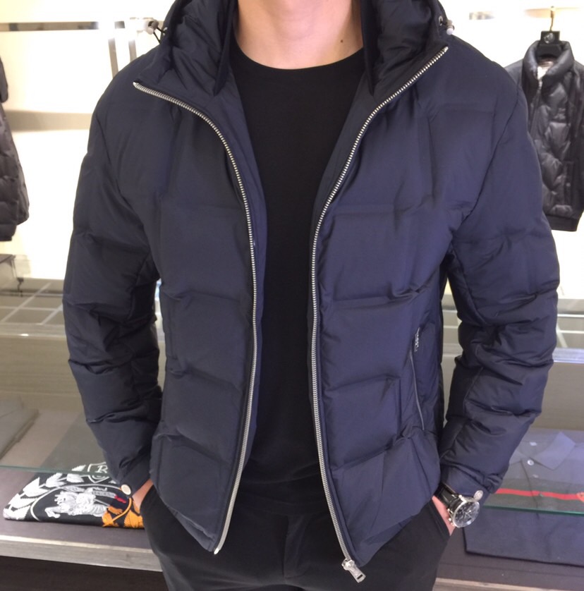 NO:684261,LP's 2025 new fashionable business casual hooded down jacket is here and doesn't feel bloated at all. Seamless viscose directly filled with 90 white duck down. No excessive decoration. Simple and clean. Imported wool knitted fabrics are supplied by customers. The anti-drilling process is very good!  The whole piece has a strong design to withstand cold currents. It can instantly lock in heat. It has a constant temperature but does not look bulky. It has a high fluffiness. It is light and comfortable to wear. It is more warm. Fashionable down has appeared for the sake of style!  Highly recommended, it’s a pity to miss it!  Black/Dark Blue!  Sizes M～XXXL (model weighs 175/125 pounds and wears M), loro piana, down jacket, hats,19860909LP家2025新款时尚商务休闲兼具连帽羽绒服来袭穿起来一点臃肿的感觉都没有 无缝粘胶直充90白鸭绒 无过多的装饰 简约而干净 客供进口羊毛针织面料 防钻绒工艺处理的非常的好！整件拥有很强的抵御寒流的设计 可以瞬间锁住热量 恒温但不显臃肿 具有很高的蓬松度 穿着轻便舒适 更具保暖性 时尚羽绒出现了 为了有型！重磅推荐 错过可惜！黑色/深蓝色！尺码M～XXXL（模特175/125斤穿M）,,loro piana,down jacket,hats,,Men's clothing