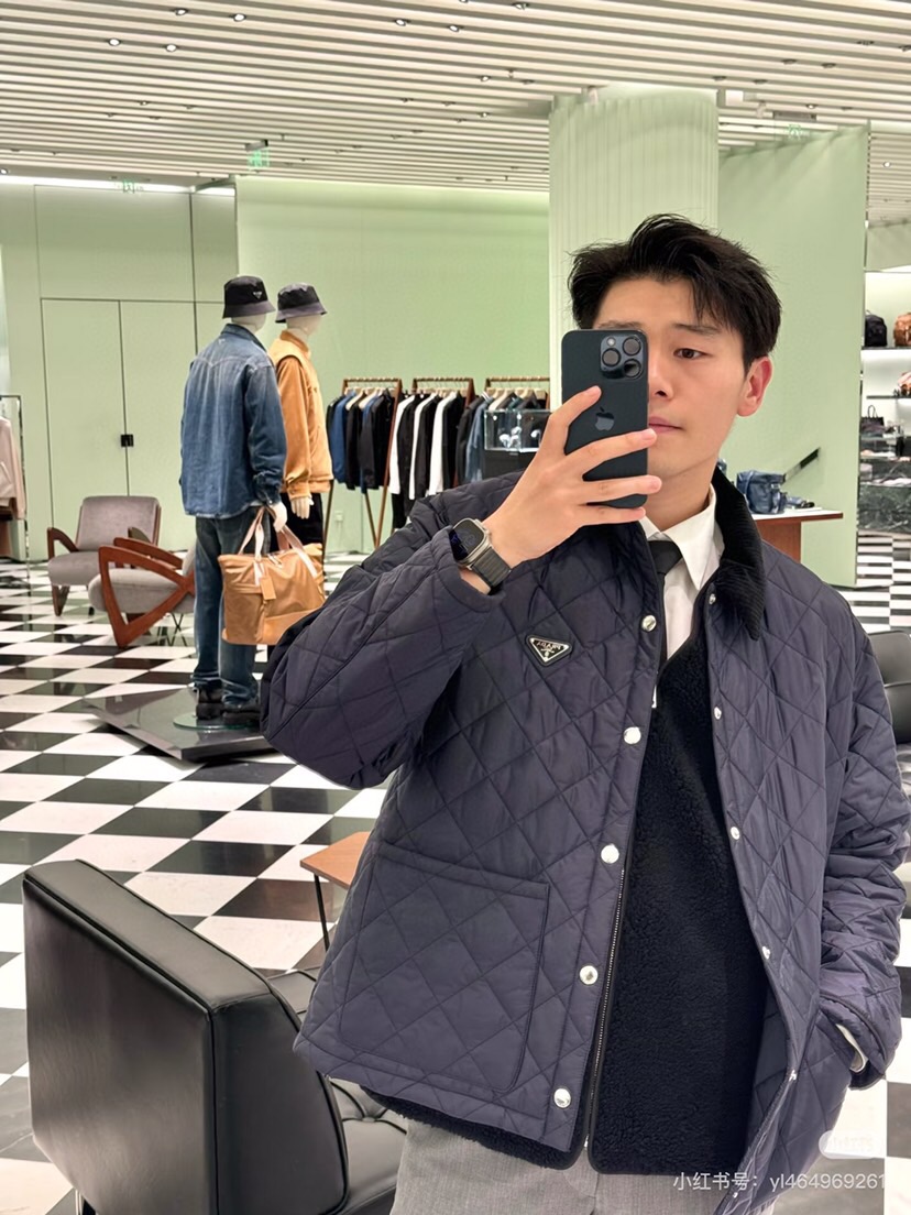 NO:684263,P's 25th autumn and winter new products, same-style cotton jackets for men and women, retro corduroy lapel cotton jackets!  The flagship product is the temperature-controlled retro diamond quilted jacket!  The diamond-patterned jacket is a retro classic that will never go out of style even after 10 years of wear. This jacket is one of those types that will make you stand out from the crowd if matched well. When the weather is colder, it can also be used as an inner layer of a coat, which not only keeps you warm but also adds layering to your outfit. The more you look at it, the better the series becomes!  No matter in terms of materials, detail restoration and craftsmanship!  Don’t be afraid of any challenge, you have the magic power that you must buy!  Color Black Royal Blue Size M～XXXL (model weighs 175/125 pounds and wears M),,jackets & coats,jackets & coats,19860909P家25秋冬新品 男女同款棉服 复古灯芯绒翻领棉衣夹克外套！王牌货品,温控复古菱格格纹夹棉外套！菱格纹夹克棉服复古经典穿10年都不过时,这件夹克属于那种搭配好了就会让你在人群中脱颖而出,天气冷一点的时候还可以作为外套的内搭,既保暖又能增加穿搭的层次感,越看越好看系列！不管是材质还是细节还原度以及工艺制作方面！不惧任何挑战,上身就有种一定要买的魔力！ 颜色黑色 宝蓝色 尺码M～XXXL（模特175/125斤穿M）,,jackets & coats,jackets & coats,,Men's clothing