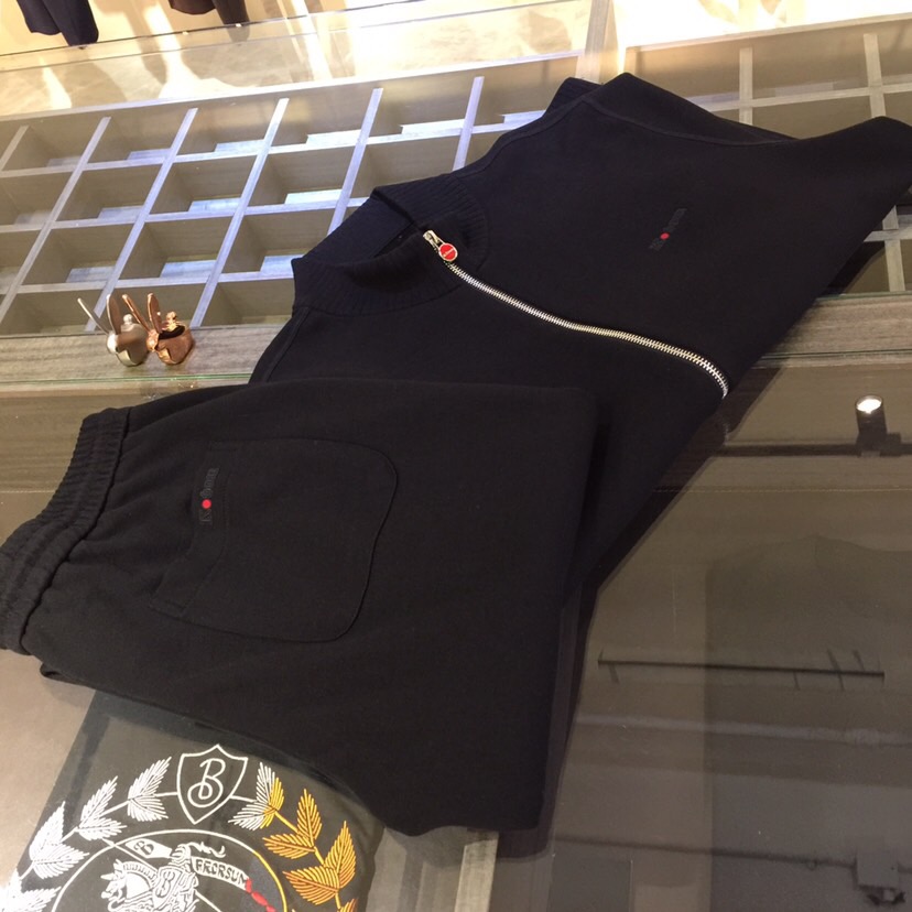 NO:684271,/set  Details of the top. Ki's fat brother gospel autumn and winter new full zipper coat Tencel wool suit (multi-silk thick velvet) is selected in three colors. This product adopts a clear flat weave (the top and trousers are lined with complex silk velvet). The overall unique flat stitch clean design is higher-grade and more refined. The material is South Korean Tencel wool with an inner silk velvet. The double layer composite has a certain thickness. It is super comfortable to wear. It is both warm and comfortable. It can't be achieved.  It has the four principles of ball, no piercing, no deformation, and no fading. It is particularly skin-friendly and has texture, which is high-end. This model adopts a business round neck clean version with a small logo design. It can be worn outside in autumn and is a warm suit in winter. It is really a practical product. The ultra-precision fine knitting method is full of luxury, and the counter-needle edge stitching technology improves the texture of men's clothing. It is a must-have for fashionable and light luxury business. Black/dark blue/dark coffee color!  Sizes M～4XL (model weighs 175/125 pounds and wears M),,jackets & coats,19860909/套 上衣细节Ki家胖哥哥福音秋冬新款全拉链款外套天丝羊毛套装（复蚕丝厚绒）精选三色,本品采用净面平版的织法（上衣长裤内里都是复蚕丝绒）,整体特有的平针净版设计具有更高档次,实物更精致.选材南韩天丝羊毛复上内里蚕丝绒,双层复合有一定厚度,穿着时超级舒服,既保暖又舒适,做到不起球,不扎人,不变形,不退色的四不原则,特别有亲肤感而且具有质感,上档次.此款在工艺上采用商务圆领净版小logo设计,秋季可外穿,冬季就是一套保暖的套装,真是实用的佳品.超精密细针织法尽显奢华,反针靠边缝合技术提升了男士的服装质感,时尚轻奢商务的必备.黑色/深蓝色/深咖色！尺码M～4XL（模特175/125斤穿M）,,jackets & coats,,Men's clothing