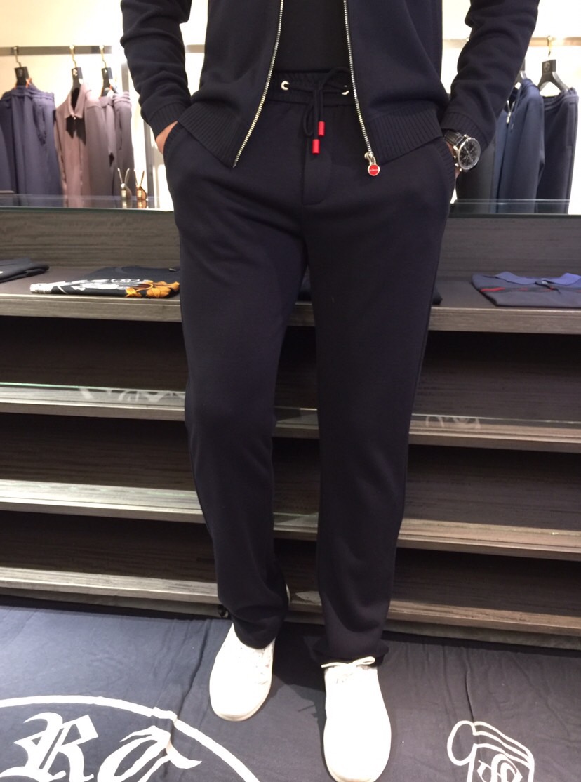 NO:684274,/set  Details of the trousers Ki's fat brother's new autumn and winter full-zip jacket Tencel wool suit (multi-silk thick velvet) is selected in three colors. This product uses a clear flat weave (the top and trousers are lined with complex silk velvet). The overall unique flat-knit clean design has a higher grade and is more refined. The material is South Korean Tencel wool and the lining is silk velvet. The double layer composite has a certain thickness. It is super comfortable to wear. It is both warm and comfortable. It can't be achieved.  It has the four principles of ball, no piercing, no deformation, and no fading. It is particularly skin-friendly and has texture, which is high-end. This model adopts a business round neck clean version with a small logo design. It can be worn outside in autumn and is a warm suit in winter. It is really a practical product. The ultra-precision fine knitting method is full of luxury, and the counter-needle edge stitching technology improves the texture of men's clothing. It is a must-have for fashionable and light luxury business. Black/dark blue/dark coffee color!  Sizes M～4XL (model weighs 175/125 pounds and wears M),,jackets & coats,19860909/套 裤子细节Ki家胖哥哥福音秋冬新款全拉链款外套天丝羊毛套装（复蚕丝厚绒）精选三色,本品采用净面平版的织法（上衣长裤内里都是复蚕丝绒）,整体特有的平针净版设计具有更高档次,实物更精致.选材南韩天丝羊毛复上内里蚕丝绒,双层复合有一定厚度,穿着时超级舒服,既保暖又舒适,做到不起球,不扎人,不变形,不退色的四不原则,特别有亲肤感而且具有质感,上档次.此款在工艺上采用商务圆领净版小logo设计,秋季可外穿,冬季就是一套保暖的套装,真是实用的佳品.超精密细针织法尽显奢华,反针靠边缝合技术提升了男士的服装质感,时尚轻奢商务的必备.黑色/深蓝色/深咖色！尺码M～4XL（模特175/125斤穿M）,,jackets & coats,,Men's clothing