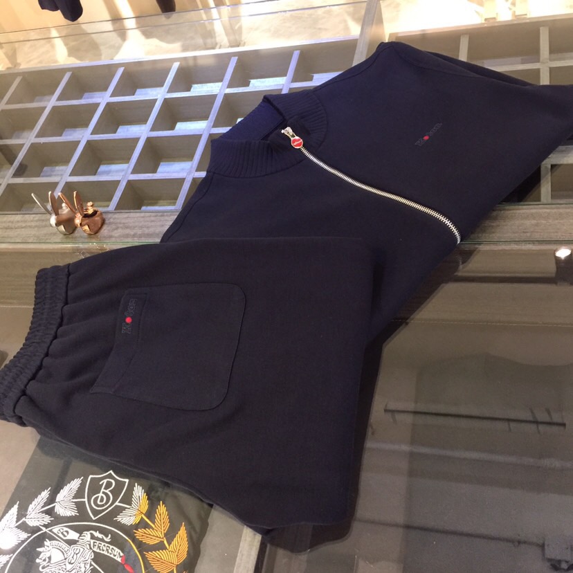 NO:684277,/set  Details of the top. Ki's fat brother gospel autumn and winter new full zipper coat Tencel wool suit (multi-silk thick velvet) is selected in three colors. This product adopts a clear flat weave (the top and trousers are lined with complex silk velvet). The overall unique flat stitch clean design is higher-grade and more refined. The material is South Korean Tencel wool with an inner silk velvet. The double layer composite has a certain thickness. It is super comfortable to wear. It is both warm and comfortable. It can't be achieved.  It has the four principles of ball, no piercing, no deformation, and no fading. It is particularly skin-friendly and has texture, which is high-end. This model adopts a business round neck clean version with a small logo design. It can be worn outside in autumn and is a warm suit in winter. It is really a practical product. The ultra-precision fine knitting method is full of luxury, and the counter-needle edge stitching technology improves the texture of men's clothing. It is a must-have for fashionable and light luxury business. Black/dark blue/dark coffee color!  Sizes M～4XL (model weighs 175/125 pounds and wears M),,jackets & coats,19860909/套 上衣细节Ki家胖哥哥福音秋冬新款全拉链款外套天丝羊毛套装（复蚕丝厚绒）精选三色,本品采用净面平版的织法（上衣长裤内里都是复蚕丝绒）,整体特有的平针净版设计具有更高档次,实物更精致.选材南韩天丝羊毛复上内里蚕丝绒,双层复合有一定厚度,穿着时超级舒服,既保暖又舒适,做到不起球,不扎人,不变形,不退色的四不原则,特别有亲肤感而且具有质感,上档次.此款在工艺上采用商务圆领净版小logo设计,秋季可外穿,冬季就是一套保暖的套装,真是实用的佳品.超精密细针织法尽显奢华,反针靠边缝合技术提升了男士的服装质感,时尚轻奢商务的必备.黑色/深蓝色/深咖色！尺码M～4XL（模特175/125斤穿M）,,jackets & coats,,Men's clothing