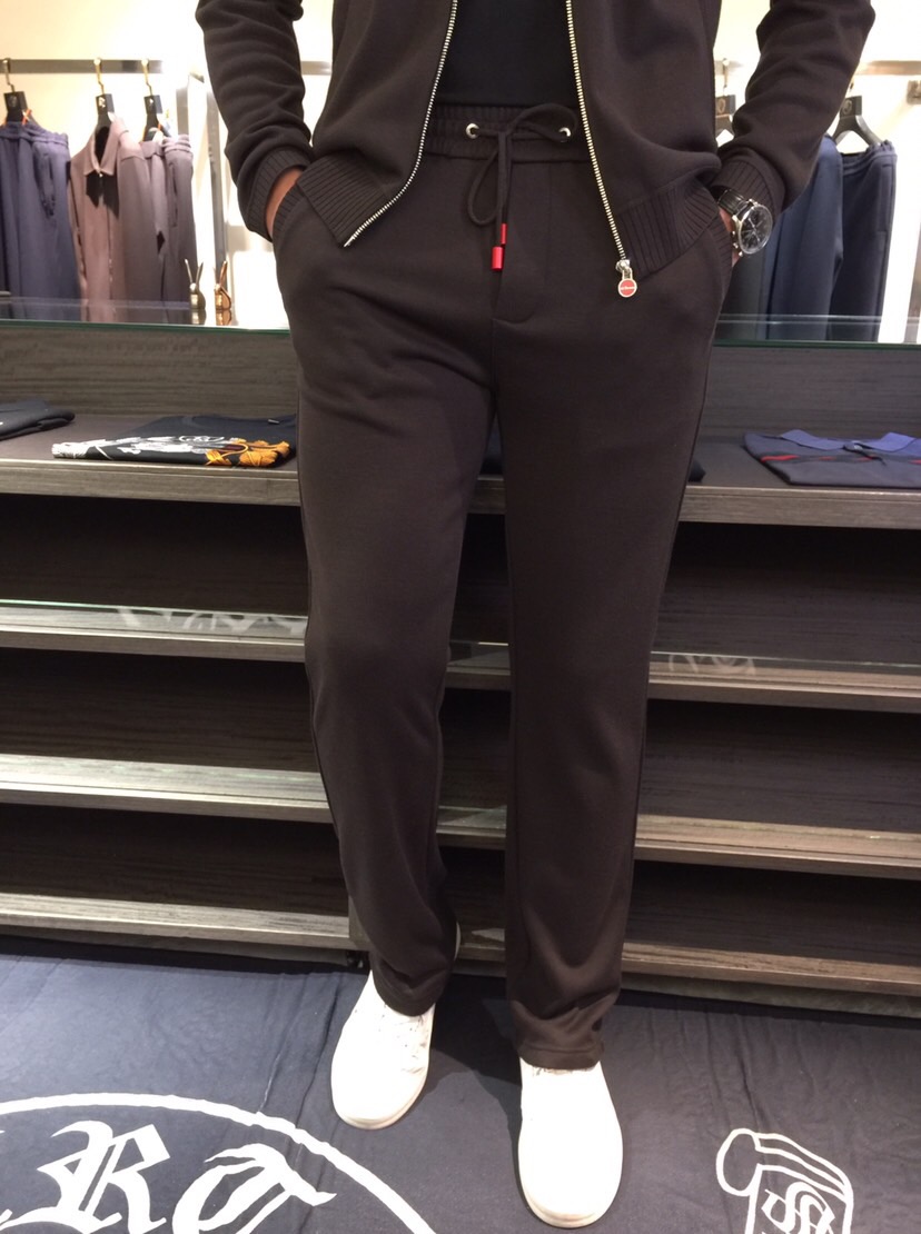 NO:684243,/set  Details of the trousers Ki's fat brother's new autumn and winter full-zip jacket Tencel wool suit (multi-silk thick velvet) is selected in three colors. This product uses a clear flat weave (the top and trousers are lined with complex silk velvet). The overall unique flat-knit clean design has a higher grade and is more refined. The material is South Korean Tencel wool and the lining is silk velvet. The double layer composite has a certain thickness. It is super comfortable to wear. It is both warm and comfortable. It can't be achieved.  It has the four principles of ball, no piercing, no deformation, and no fading. It is particularly skin-friendly and has texture, which is high-end. This model adopts a business round neck clean version with a small logo design. It can be worn outside in autumn and is a warm suit in winter. It is really a practical product. The ultra-precision fine knitting method is full of luxury, and the counter-needle edge stitching technology improves the texture of men's clothing. It is a must-have for fashionable and light luxury business. Black/dark blue/dark coffee color!  Sizes M～4XL (model weighs 175/125 pounds and wears M),,jackets & coats,19860909/套 裤子细节Ki家胖哥哥福音秋冬新款全拉链款外套天丝羊毛套装（复蚕丝厚绒）精选三色,本品采用净面平版的织法（上衣长裤内里都是复蚕丝绒）,整体特有的平针净版设计具有更高档次,实物更精致.选材南韩天丝羊毛复上内里蚕丝绒,双层复合有一定厚度,穿着时超级舒服,既保暖又舒适,做到不起球,不扎人,不变形,不退色的四不原则,特别有亲肤感而且具有质感,上档次.此款在工艺上采用商务圆领净版小logo设计,秋季可外穿,冬季就是一套保暖的套装,真是实用的佳品.超精密细针织法尽显奢华,反针靠边缝合技术提升了男士的服装质感,时尚轻奢商务的必备.黑色/深蓝色/深咖色！尺码M～4XL（模特175/125斤穿M）,,jackets & coats,,Men's clothing