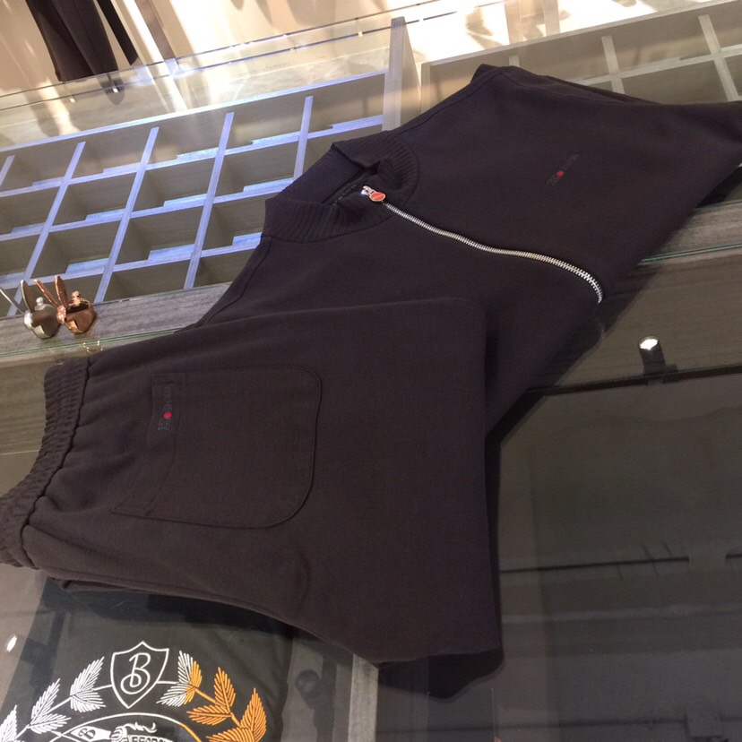 NO:684248,/set  Details of the top. Ki's fat brother gospel autumn and winter new full zipper coat Tencel wool suit (multi-silk thick velvet) is selected in three colors. This product adopts a clear flat weave (the top and trousers are lined with complex silk velvet). The overall unique flat stitch clean design is higher-grade and more refined. The material is South Korean Tencel wool with an inner silk velvet. The double layer composite has a certain thickness. It is super comfortable to wear. It is both warm and comfortable. It can't be achieved.  It has the four principles of ball, no piercing, no deformation, and no fading. It is particularly skin-friendly and has texture, which is high-end. This model adopts a business round neck clean version with a small logo design. It can be worn outside in autumn and is a warm suit in winter. It is really a practical product. The ultra-precision fine knitting method is full of luxury, and the counter-needle edge stitching technology improves the texture of men's clothing. It is a must-have for fashionable and light luxury business. Black/dark blue/dark coffee color!  Sizes M～4XL (model weighs 175/125 pounds and wears M),,jackets & coats,19860909/套 上衣细节Ki家胖哥哥福音秋冬新款全拉链款外套天丝羊毛套装（复蚕丝厚绒）精选三色,本品采用净面平版的织法（上衣长裤内里都是复蚕丝绒）,整体特有的平针净版设计具有更高档次,实物更精致.选材南韩天丝羊毛复上内里蚕丝绒,双层复合有一定厚度,穿着时超级舒服,既保暖又舒适,做到不起球,不扎人,不变形,不退色的四不原则,特别有亲肤感而且具有质感,上档次.此款在工艺上采用商务圆领净版小logo设计,秋季可外穿,冬季就是一套保暖的套装,真是实用的佳品.超精密细针织法尽显奢华,反针靠边缝合技术提升了男士的服装质感,时尚轻奢商务的必备.黑色/深蓝色/深咖色！尺码M～4XL（模特175/125斤穿M）,,jackets & coats,,Men's clothing