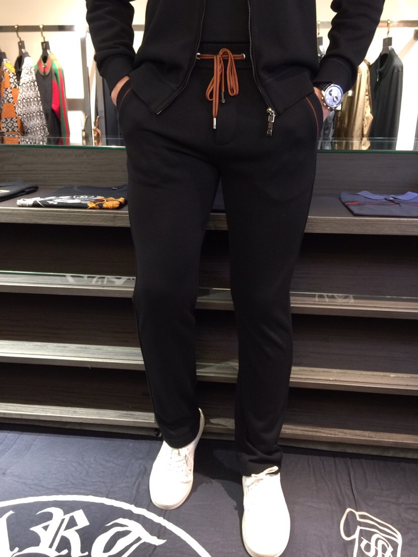 NO:684251,/set  Pants Details Ze Family Fat Brother Gospel Autumn and Winter New Full-Zip Jacket Tencel Wool Suit (Composite Silk Thick Velvet) is selected from three colors. This product adopts a clear flat weave (the top and trousers are lined with composite velvet). The overall unique flat stitch clean design has a higher grade and is more refined. The material is South Korean Tencel wool and the lining is silk velvet. The double layer composite has a certain thickness. It is super comfortable to wear. It is both warm and comfortable. It can't be achieved.  It has the four principles of ball, no piercing, no deformation, and no fading. It is particularly skin-friendly and has texture, which is high-end. This model adopts a business round neck clean version with a small logo design. It can be worn outside in autumn and is a warm suit in winter. It is really a practical product. The ultra-precision fine knitting method is full of luxury, and the counter-needle edge stitching technology improves the texture of men's clothing. It is a must-have for fashionable and light luxury business. Black/dark blue/dark coffee color!  Sizes M～4XL (model weighs 175/125 pounds and wears M),,jackets & coats,19860909/套 裤子细节Ze家胖哥哥福音秋冬新款全拉链款外套天丝羊毛套装（复蚕丝厚绒）精选三色,本品采用净面平版的织法（上衣长裤内里都是复蚕丝绒）,整体特有的平针净版设计具有更高档次,实物更精致.选材南韩天丝羊毛复上内里蚕丝绒,双层复合有一定厚度,穿着时超级舒服,既保暖又舒适,做到不起球,不扎人,不变形,不退色的四不原则,特别有亲肤感而且具有质感,上档次.此款在工艺上采用商务圆领净版小logo设计,秋季可外穿,冬季就是一套保暖的套装,真是实用的佳品.超精密细针织法尽显奢华,反针靠边缝合技术提升了男士的服装质感,时尚轻奢商务的必备.黑色/深蓝色/深咖色！尺码M～4XL（模特175/125斤穿M）,,jackets & coats,,Men's clothing