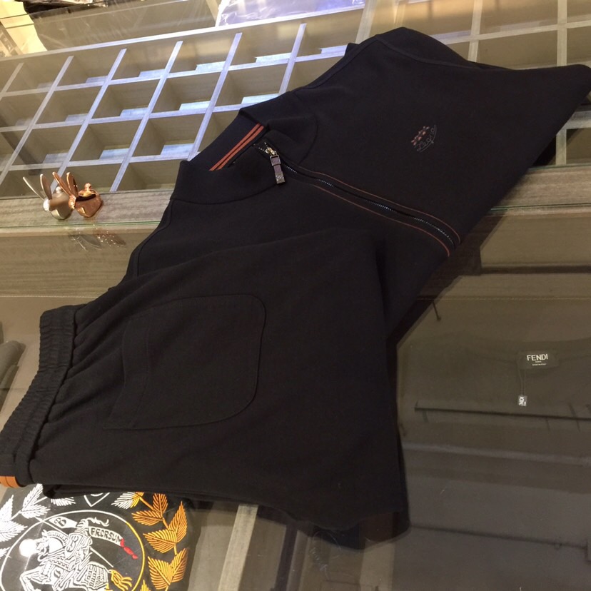 NO:684255,/set  Details of the top Ze Family Fat Brother's Gospel Autumn and Winter New Full-Zip Jacket Tencel Wool Suit (Composite Silk Thick Velvet) is selected from three colors. This product adopts a clear flat weave method (the lining of the top and trousers is composed of composite silk velvet). The overall unique flat stitch clean design has a higher grade and is more refined. The material is South Korean Tencel wool and the lining is silk velvet. The double layer composite has a certain thickness. It is super comfortable to wear. It is both warm and comfortable. It can't be achieved.  It has the four principles of ball, no piercing, no deformation, and no fading. It is particularly skin-friendly and has texture, which is high-end. This model adopts a business round neck clean version with a small logo design. It can be worn outside in autumn and is a warm suit in winter. It is really a practical product. The ultra-precision fine knitting method is full of luxury, and the counter-needle edge stitching technology improves the texture of men's clothing. It is a must-have for fashionable and light luxury business. Black/dark blue/dark coffee color!  Sizes M～4XL (model weighs 175/125 pounds and wears M),,jackets & coats,19860909/套 上衣细节Ze家胖哥哥福音秋冬新款全拉链款外套天丝羊毛套装（复蚕丝厚绒）精选三色,本品采用净面平版的织法（上衣长裤内里都是复蚕丝绒）,整体特有的平针净版设计具有更高档次,实物更精致.选材南韩天丝羊毛复上内里蚕丝绒,双层复合有一定厚度,穿着时超级舒服,既保暖又舒适,做到不起球,不扎人,不变形,不退色的四不原则,特别有亲肤感而且具有质感,上档次.此款在工艺上采用商务圆领净版小logo设计,秋季可外穿,冬季就是一套保暖的套装,真是实用的佳品.超精密细针织法尽显奢华,反针靠边缝合技术提升了男士的服装质感,时尚轻奢商务的必备.黑色/深蓝色/深咖色！尺码M～4XL（模特175/125斤穿M）,,jackets & coats,,Men's clothing