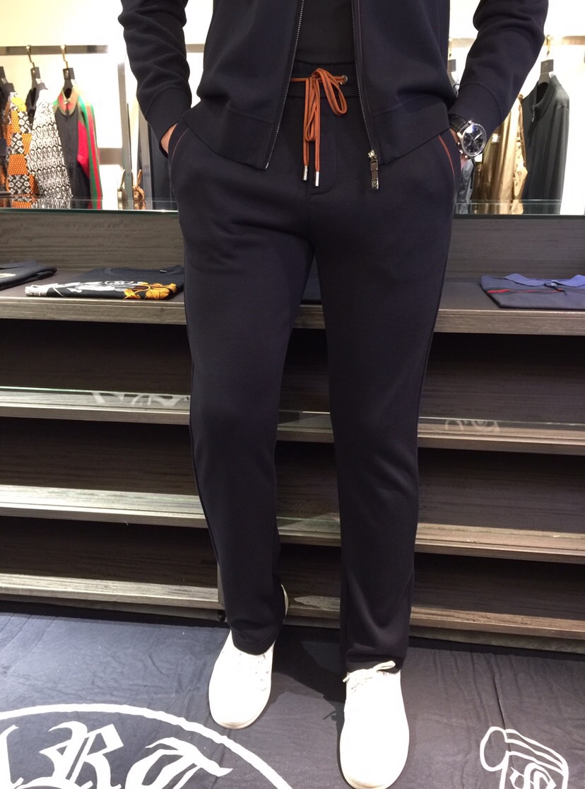 NO:684259,/set  Pants Details Ze Family Fat Brother Gospel Autumn and Winter New Full-Zip Jacket Tencel Wool Suit (Composite Silk Thick Velvet) is selected from three colors. This product adopts a clear flat weave (the top and trousers are lined with composite velvet). The overall unique flat stitch clean design has a higher grade and is more refined. The material is South Korean Tencel wool and the lining is silk velvet. The double layer composite has a certain thickness. It is super comfortable to wear. It is both warm and comfortable. It can't be achieved.  It has the four principles of ball, no piercing, no deformation, and no fading. It is particularly skin-friendly and has texture, which is high-end. This model adopts a business round neck clean version with a small logo design. It can be worn outside in autumn and is a warm suit in winter. It is really a practical product. The ultra-precision fine knitting method is full of luxury, and the counter-needle edge stitching technology improves the texture of men's clothing. It is a must-have for fashionable and light luxury business. Black/dark blue/dark coffee color!  Sizes M～4XL (model weighs 175/125 pounds and wears M),,jackets & coats,19860909/套 裤子细节Ze家胖哥哥福音秋冬新款全拉链款外套天丝羊毛套装（复蚕丝厚绒）精选三色,本品采用净面平版的织法（上衣长裤内里都是复蚕丝绒）,整体特有的平针净版设计具有更高档次,实物更精致.选材南韩天丝羊毛复上内里蚕丝绒,双层复合有一定厚度,穿着时超级舒服,既保暖又舒适,做到不起球,不扎人,不变形,不退色的四不原则,特别有亲肤感而且具有质感,上档次.此款在工艺上采用商务圆领净版小logo设计,秋季可外穿,冬季就是一套保暖的套装,真是实用的佳品.超精密细针织法尽显奢华,反针靠边缝合技术提升了男士的服装质感,时尚轻奢商务的必备.黑色/深蓝色/深咖色！尺码M～4XL（模特175/125斤穿M）,,jackets & coats,,Men's clothing