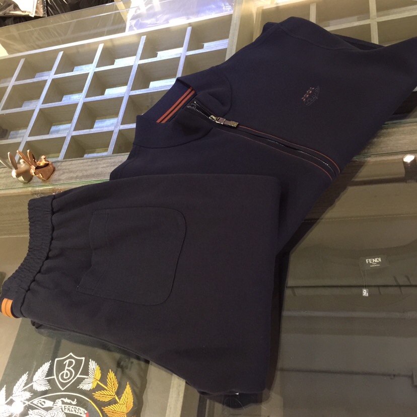 NO:684262,/set  Details of the top Ze Family Fat Brother's Gospel Autumn and Winter New Full-Zip Jacket Tencel Wool Suit (Composite Silk Thick Velvet) is selected from three colors. This product adopts a clear flat weave method (the lining of the top and trousers is composed of composite silk velvet). The overall unique flat stitch clean design has a higher grade and is more refined. The material is South Korean Tencel wool and the lining is silk velvet. The double layer composite has a certain thickness. It is super comfortable to wear. It is both warm and comfortable. It can't be achieved.  It has the four principles of ball, no piercing, no deformation, and no fading. It is particularly skin-friendly and has texture, which is high-end. This model adopts a business round neck clean version with a small logo design. It can be worn outside in autumn and is a warm suit in winter. It is really a practical product. The ultra-precision fine knitting method is full of luxury, and the counter-needle edge stitching technology improves the texture of men's clothing. It is a must-have for fashionable and light luxury business. Black/dark blue/dark coffee color!  Sizes M～4XL (model weighs 175/125 pounds and wears M),,jackets & coats,19860909/套 上衣细节Ze家胖哥哥福音秋冬新款全拉链款外套天丝羊毛套装（复蚕丝厚绒）精选三色,本品采用净面平版的织法（上衣长裤内里都是复蚕丝绒）,整体特有的平针净版设计具有更高档次,实物更精致.选材南韩天丝羊毛复上内里蚕丝绒,双层复合有一定厚度,穿着时超级舒服,既保暖又舒适,做到不起球,不扎人,不变形,不退色的四不原则,特别有亲肤感而且具有质感,上档次.此款在工艺上采用商务圆领净版小logo设计,秋季可外穿,冬季就是一套保暖的套装,真是实用的佳品.超精密细针织法尽显奢华,反针靠边缝合技术提升了男士的服装质感,时尚轻奢商务的必备.黑色/深蓝色/深咖色！尺码M～4XL（模特175/125斤穿M）,,jackets & coats,,Men's clothing