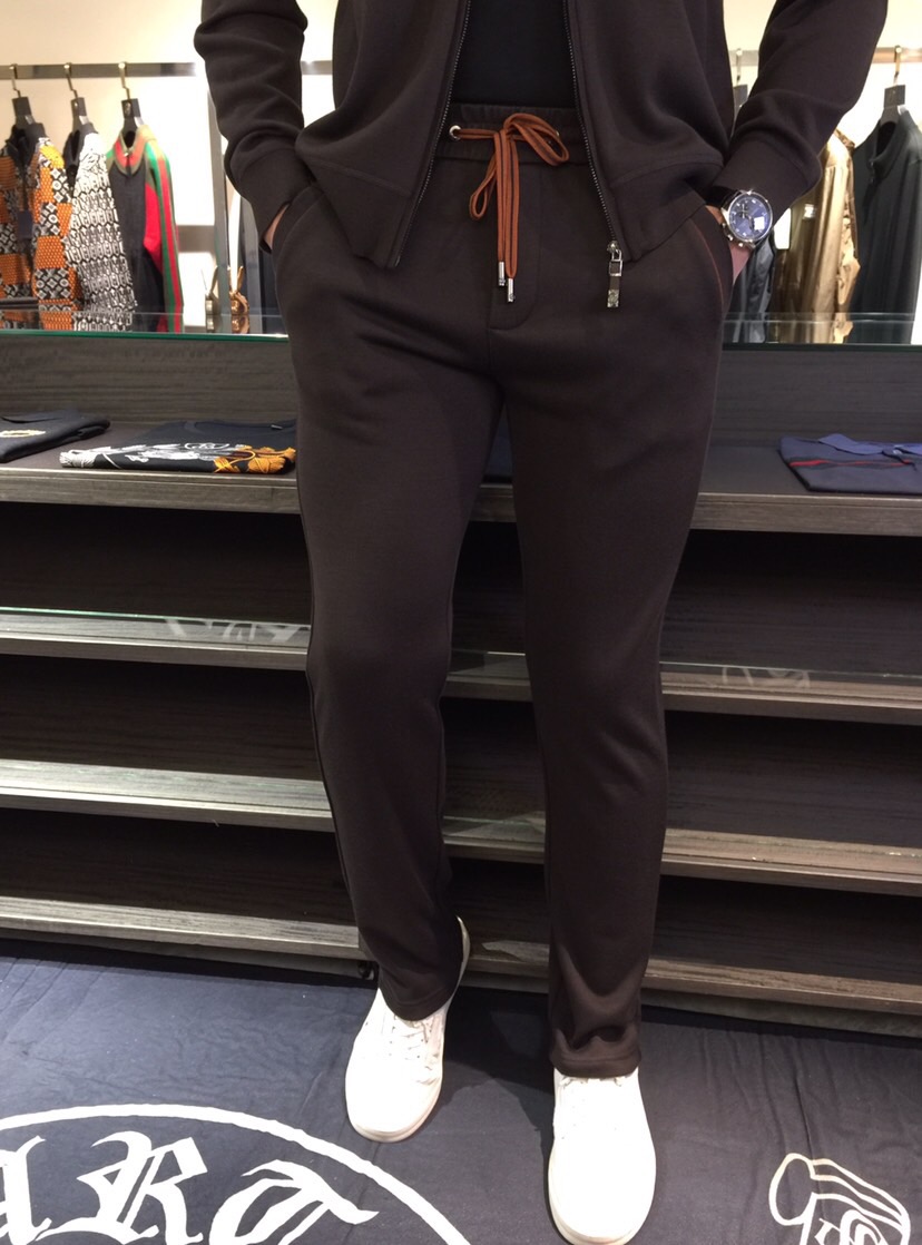 NO:684266,/set  Pants Details Ze Family Fat Brother Gospel Autumn and Winter New Full-Zip Jacket Tencel Wool Suit (Composite Silk Thick Velvet) is selected from three colors. This product adopts a clear flat weave (the top and trousers are lined with composite velvet). The overall unique flat stitch clean design has a higher grade and is more refined. The material is South Korean Tencel wool and the lining is silk velvet. The double layer composite has a certain thickness. It is super comfortable to wear. It is both warm and comfortable. It can't be achieved.  It has the four principles of ball, no piercing, no deformation, and no fading. It is particularly skin-friendly and has texture, which is high-end. This model adopts a business round neck clean version with a small logo design. It can be worn outside in autumn and is a warm suit in winter. It is really a practical product. The ultra-precision fine knitting method is full of luxury, and the counter-needle edge stitching technology improves the texture of men's clothing. It is a must-have for fashionable and light luxury business. Black/dark blue/dark coffee color!  Sizes M～4XL (model weighs 175/125 pounds and wears M),,jackets & coats,19860909/套 裤子细节Ze家胖哥哥福音秋冬新款全拉链款外套天丝羊毛套装（复蚕丝厚绒）精选三色,本品采用净面平版的织法（上衣长裤内里都是复蚕丝绒）,整体特有的平针净版设计具有更高档次,实物更精致.选材南韩天丝羊毛复上内里蚕丝绒,双层复合有一定厚度,穿着时超级舒服,既保暖又舒适,做到不起球,不扎人,不变形,不退色的四不原则,特别有亲肤感而且具有质感,上档次.此款在工艺上采用商务圆领净版小logo设计,秋季可外穿,冬季就是一套保暖的套装,真是实用的佳品.超精密细针织法尽显奢华,反针靠边缝合技术提升了男士的服装质感,时尚轻奢商务的必备.黑色/深蓝色/深咖色！尺码M～4XL（模特175/125斤穿M）,,jackets & coats,,Men's clothing