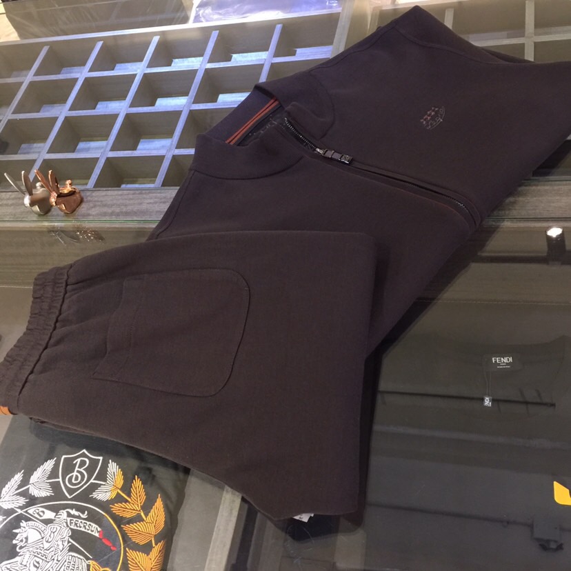 NO:684270,/set  Details of the top Ze Family Fat Brother's Gospel Autumn and Winter New Full-Zip Jacket Tencel Wool Suit (Composite Silk Thick Velvet) is selected from three colors. This product adopts a clear flat weave method (the lining of the top and trousers is composed of composite silk velvet). The overall unique flat stitch clean design has a higher grade and is more refined. The material is South Korean Tencel wool and the lining is silk velvet. The double layer composite has a certain thickness. It is super comfortable to wear. It is both warm and comfortable. It can't be achieved.  It has the four principles of ball, no piercing, no deformation, and no fading. It is particularly skin-friendly and has texture, which is high-end. This model adopts a business round neck clean version with a small logo design. It can be worn outside in autumn and is a warm suit in winter. It is really a practical product. The ultra-precision fine knitting method is full of luxury, and the counter-needle edge stitching technology improves the texture of men's clothing. It is a must-have for fashionable and light luxury business. Black/dark blue/dark coffee color!  Sizes M～4XL (model weighs 175/125 pounds and wears M),,jackets & coats,19860909/套 上衣细节Ze家胖哥哥福音秋冬新款全拉链款外套天丝羊毛套装（复蚕丝厚绒）精选三色,本品采用净面平版的织法（上衣长裤内里都是复蚕丝绒）,整体特有的平针净版设计具有更高档次,实物更精致.选材南韩天丝羊毛复上内里蚕丝绒,双层复合有一定厚度,穿着时超级舒服,既保暖又舒适,做到不起球,不扎人,不变形,不退色的四不原则,特别有亲肤感而且具有质感,上档次.此款在工艺上采用商务圆领净版小logo设计,秋季可外穿,冬季就是一套保暖的套装,真是实用的佳品.超精密细针织法尽显奢华,反针靠边缝合技术提升了男士的服装质感,时尚轻奢商务的必备.黑色/深蓝色/深咖色！尺码M～4XL（模特175/125斤穿M）,,jackets & coats,,Men's clothing