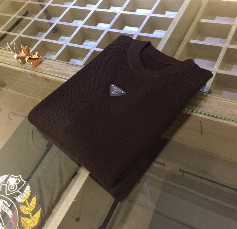 NO:902973,P's 2025 new autumn and winter sweater is made of Tasmanian wool blend. The brand logo is inlaid on the chest!  High quality is naturally everyone's first choice. Simple but not simple. The upper body is incomparably soft and cares for your skin. Soft and comfortable. Thick and warm, the upper body effect is great. A must-have for urban leisure and business!  Black/dark brown/card color!  Sizes M～XXXL (model/weight M),,sweaters,19860909P家2025秋冬新款毛衣 塔斯马尼亚羊毛混纺制成.胸前品牌Logo镶嵌设计！高品质自然是大家的首选 简约但不简单. 上身无敌柔软 呵护着您的肌肤. 柔软舒适.厚实保暖,上身效果超棒. 都市休闲商务必备款！黑色/深咖色/卡色！尺码M～XXXL（模特/斤穿M）,,sweaters,,Men's clothing