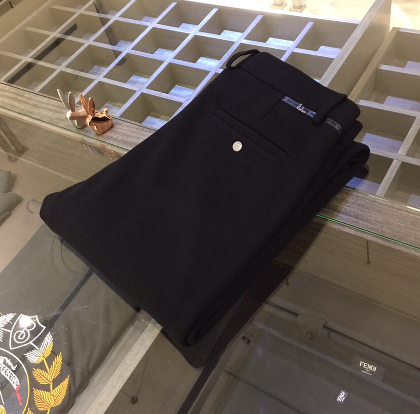 NO:703189,F's new autumn and winter clothing brand is online, imported high-density mercerized cotton and brushed blended elastic fabrics are supplied by customers. The hardware and accessories are all supplied by customers. The quality comes from the details. It is very classy. The trousers are three-dimensional tailoring and slim casual trousers!  This style is very versatile and can be worn by young or middle-aged people. It’s no problem because the style is so perfect and the colors are so versatile!  Size 29~3837. (model weighs 175/125 pounds and wears 30),,fendi,19860909F家秋冬装新品 品牌上线、客供进口高密度丝光棉磨毛混纺弹性面料 五金附料都是客供 品质源于细节 非常显档次 裤型属于立体剪裁修身休闲西裤！这个版型很跨度非常的高 年轻 中年的 都没有问题 因为他的版型太完美了颜色也非常百搭！尺码29～3837.（模特175/125斤穿30）,,fendi,,Men's clothing