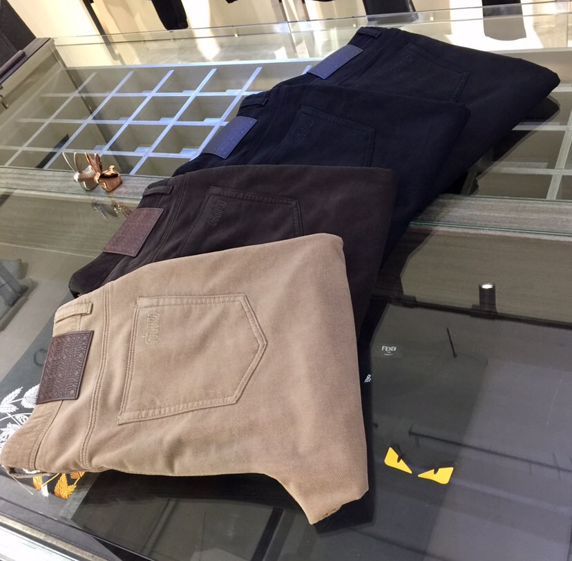 NO:703145,Miu's new autumn and winter casual pants, high-end quality, good value for money. Low-key connotation, comfortable feel. Handsome toe design, imported corduroy fabric!  The upper body slimming effect is great!  Simple style, generous and decent, first-class workmanship!  Whether it's a holiday or a business place, it can satisfy you!  Black/dark blue/coffee/camel!  Size 29~3837. (Model weighs 175/125 pounds and wears 30),,miumiu,19860909Miu家秋冬季新款休闲裤,高端品质,物有所值.低调内涵,手感舒适. 帅气十足的收脚设计,进口灯芯绒面料！上身显瘦效果非常棒！简约风格,大方得体,做工一流！无论假日休闲还是商务场所都能满足！黑色/深蓝色/咖色/驼色！尺码29～3837.（模特175/125斤穿30）,,miumiu,,Men's clothing