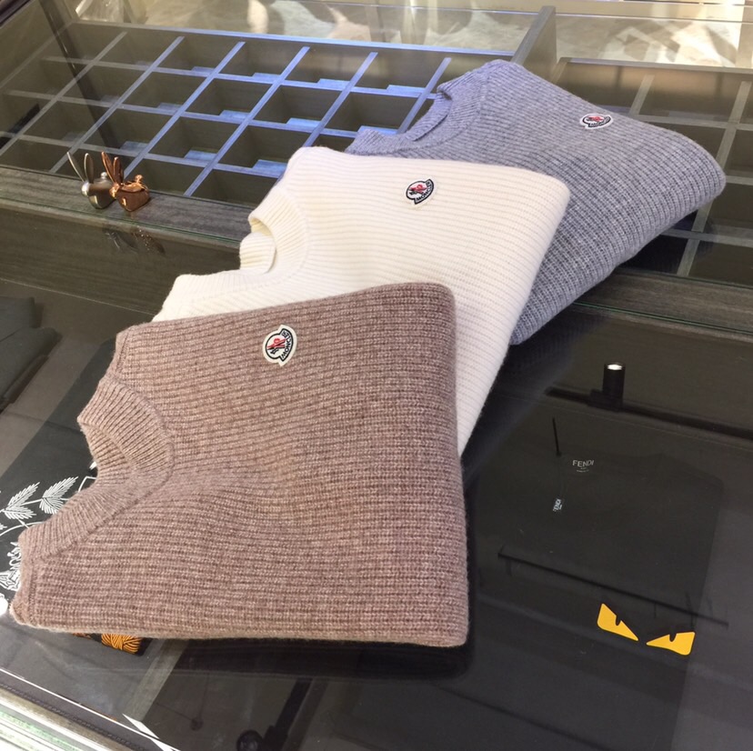 NO:703148,Mo's high-end quality!  New product for autumn and winter 25 - men's round neck sheep wool pullover. The upper body is super light and warm, good fabrics make good products. The upper body effect is really good-looking!  The outer body is made of solid color. If you look carefully, you can see the interlaced layering of three-color yarns. The upper body has no sense of cumbersomeness and the overall design is really high-end. It interprets the brand's classic elements in a new style. It is the perfect choice for wearing alone or as an inner layer in spring, autumn and winter!  With its conventional cut and round neck design, its matching performance is excellent. It can be worn as an inner wear or as an outer wear whether it is for business negotiations or camping at home.  This wool knitted cardigan is carefully woven from imported sheep wool yarns. Australian Merino wool is the finest wool. Its gloss and softness are unmatched by ordinary wool. The fiber fineness is only 1/10 of a human hair, without the stiff feeling of wool. The entire fabric is crisp, thin, soft and has a high density, which allows the yarn to have strong rebound.  It will not deform after being worn for a long time. It has a soft, wrinkle-resistant, non-pilling, tight and strong fabric surface with a delicate texture. It is hand-sewn by seamstresses with more than 10 years of experience through 14 processes, one stitch at a time. Both the front and back are made of wool, which is soft, delicate and elastic, and does not scratch, pill or shrink. Gray/white/coffee color!  Sizes M～XXXL (model weighs 175/125 pounds and wears M),,19860909Mo家高端品质！25秋冬季新品-男士圆领绵羊毛套头衫.上身超轻盈保暖,好的面料打造好的产品.上身效果真心好看！外衣身整体为纯色打造,仔细看能看到3色纱线交错层次感.上身毫无累赘感,整体设计感真的非常高级,将品牌经典元素以全新风格诠释,是春秋冬单穿或内搭的完美首选！常规的版型剪裁+圆领设计,其搭配性能超乎相当到位,不管是商务洽谈还是居家露营,都可作为内搭和外穿. 这款羊毛针织开衫甄选进口绵羊毛纱线精心织造,澳大利亚美丽诺羊毛,羊毛中的岌品,其光泽度和柔顺感非一般羊毛可以相比的,纤维细度只有一根头发丝的1/10,毫无羊毛的硬扎感.整个面料挺括轻薄,柔软细密度很高,让纱线拥有炒强的回弹,长久穿着不会变形拥有柔软抗皱、不易起球、紧密结实的织面,拥有细腻的肌理感.由10年以上工龄的缝纫师,经过14道工序,一针一线手工缝制而成.正反两面都是羊毛缝制的,柔软细腻富有弹性,还不扎人,不起球,不缩水.灰色/白色/咖色！ 尺码M～XXXL（模特175/125斤穿M）,,,Men's clothing