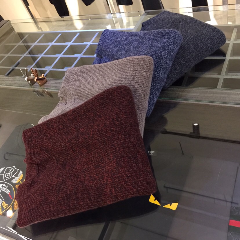 NO:703155,LP's high-end quality!  New product for autumn and winter 25 - men's round neck 90 sheep wool cashmere pullover. The upper body is super light and warm, good fabrics make good products. The upper body effect is really good-looking!  The outer body is made of solid color. If you look carefully, you can see the interlaced layering of three-color yarns. The upper body has no sense of cumbersomeness and the overall design is really high-end. It interprets the brand's classic elements in a new style. It is the perfect choice for wearing alone or as an inner layer in spring, autumn and winter!  With its conventional cut and round neck design, its matching performance is excellent. It can be worn as an inner wear or as an outer wear whether it is for business negotiations or camping at home.  This wool knitted cardigan is carefully woven from imported 90% sheep wool yarn and 10% cashmere. Australian merino wool is the finest wool. Its gloss and softness are unmatched by ordinary wool. The fiber fineness is only 1/10 of a hair, without the stiff feeling of wool. The entire fabric is crisp, thin, soft and has a high density, making the yarn  It has strong rebound and will not deform after being worn for a long time. It has a soft, anti-wrinkle, non-pilling, tight and strong fabric surface, and has a delicate texture. It is hand-sewn by seamstresses with more than 10 years of experience through 14 processes, one stitch at a time. The front and back are made of wool, which is soft, delicate and elastic, and does not scratch, pill or shrink.  Color dark gray/blue/coffee/burgundy Size M～XXXL (model weighs 175/125 pounds and wears M),, loro piana,19860909LP家高端品质！25秋冬季新品-男士圆领90绵羊毛山羊绒套头衫.上身超轻盈保暖,好的面料打造好的产品.上身效果真心好看！外衣身整体为纯色打造,仔细看能看到3色纱线交错层次感.上身毫无累赘感,整体设计感真的非常高级,将品牌经典元素以全新风格诠释,是春秋冬单穿或内搭的完美首选！常规的版型剪裁+圆领设计,其搭配性能超乎相当到位,不管是商务洽谈还是居家露营,都可作为内搭和外穿. 这款羊毛针织开衫甄选进口90绵羊毛纱线10山羊绒精心织造,澳大利亚美丽诺羊毛,羊毛中的岌品,其光泽度和柔顺感非一般羊毛可以相比的,纤维细度只有一根头发丝的1/10,毫无羊毛的硬扎感.整个面料挺括轻薄,柔软细密度很高,让纱线拥有炒强的回弹,长久穿着不会变形拥有柔软抗皱、不易起球、紧密结实的织面,拥有细腻的肌理感.由10年以上工龄的缝纫师,经过14道工序,一针一线手工缝制而成.正反两面都是羊毛缝制的,柔软细腻富有弹性,还不扎人,不起球,不缩水. 颜色深灰色/蓝色/咖色/酒红色 尺码M～XXXL（模特175/125斤穿M）,,loro piana,,Men's clothing