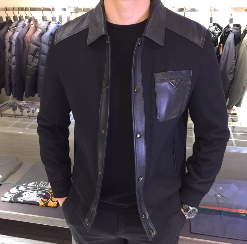 NO:703159,P's new autumn and winter style original fashionable wool and leather lapel jacket, full of three-dimensionality. Fashionable personality, exquisite craftsmanship, creating extraordinary details. After complicated craftsmanship, the fabric component is a high-quality imported suet and cashmere blend with genuine leather edging!  The fabric is skin-friendly, sweat-absorbent and breathable, and the shape is excellent!  The upper body effect is very stable and mature, versatile and age-reducing style, excellent workmanship, simple and elegant, fashionable and age-reducing, and stylish!  Sizes M～XXXL (model weighs 175/125 pounds and wears M),,jackets & coats,19860909P家秋冬新款 原单时尚羊毛呢拼真皮翻领外套,立体感十足.个性时尚,精湛的工艺,缔造非凡的细节,经过复杂的工艺,面料成分是上等进口的羊脂绒混纺 真皮包边！面料亲和肌肤,吸汗又透气,版型精良！上身效果十分稳重成熟气质,百搭减龄款,做工超赞,简单大方,时尚减龄,大气时尚！尺码M～XXXL（模特175/125斤穿M）,,jackets & coats,,Men's clothing