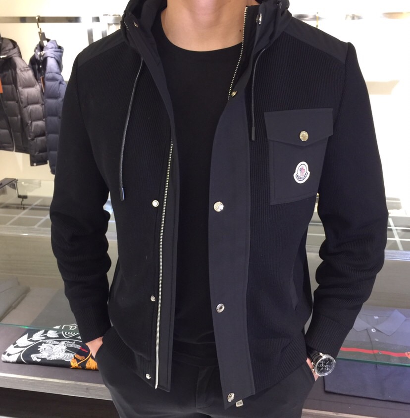 NO:703165,Mo's new fashionable business casual hooded down jacket is here and doesn't feel bloated at all. Seamless viscose directly filled with 90 white duck down. No excessive decoration. Simple and clean. Imported wool knitted fabrics are supplied by customers. The anti-drilling process is very good!  The whole piece has a strong design to withstand cold currents. It can instantly lock in heat. It has a constant temperature but does not look bulky. It has a high fluffiness. It is light and comfortable to wear. It is more warm. Fashionable down has appeared for the sake of style!  Highly recommended, it’s a pity to miss it!  Sizes M～XXXL (model weighs 175/125 pounds and wears M),,down jacket,hats,19860909Mo家新款时尚商务休闲兼具连帽羽绒服来袭穿起来一点臃肿的感觉都没有 无缝粘胶直充90白鸭绒 无过多的装饰 简约而干净 客供进口羊毛针织面料 防钻绒工艺处理的非常的好！整件拥有很强的抵御寒流的设计 可以瞬间锁住热量 恒温但不显臃肿 具有很高的蓬松度 穿着轻便舒适 更具保暖性 时尚羽绒出现了 为了有型！重磅推荐 错过可惜！尺码M～XXXL（模特175/125斤穿M）,,down jacket,hats,,Men's clothing