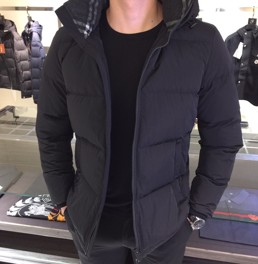 NO:703173,B's new SS series down jacket. High-end white duck down filling!  High-quality windproof fabric and positioning and compaction technology, technological functional silk fabric imported from Italy. Wool brushed design on the collar and neck scarf is skin-friendly and warm!  Cold-resistant and windproof. The upper body is very capable and neat!  Hardware accessories provided by customers, consistent high-standard production technology. Sizes M ~ XXXL (model weighs 175/125 pounds and wears M),, down jacket,19860909B家SS新品系列羽绒服.高端白鸭绒填充！高品质防风面料和定位压实工艺,意大利进口科技机能蚕丝面料.领口围脖处羊毛磨毛亲肤保暖设计！耐寒、防风.上身非常干练利落！客供五金辅料、一贯的高规格制作工艺.尺码M～XXXL（模特175/125斤穿M）,,down jacket,,Men's clothing