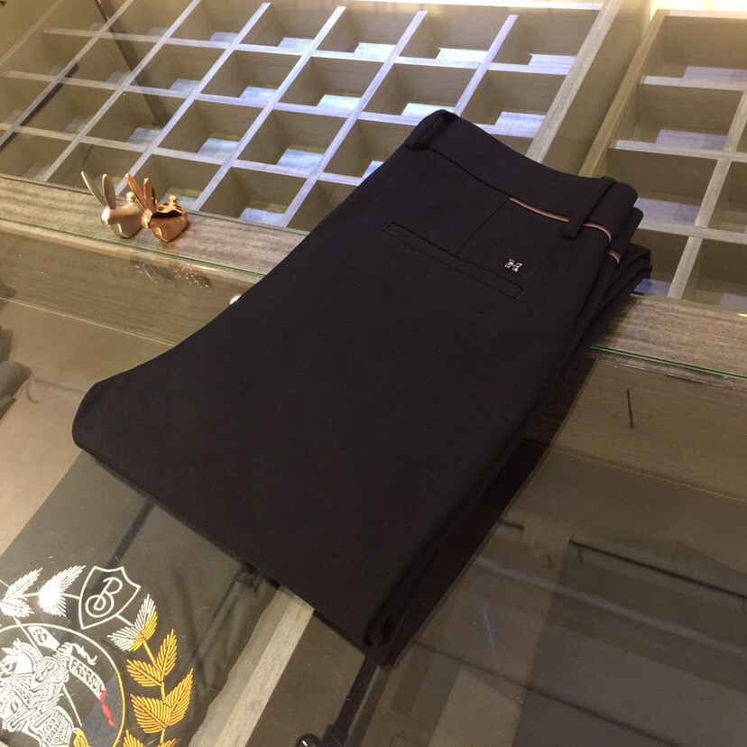 NO:711995,H family's new autumn and winter clothing for 2025. The brand is online, and the imported high-density mercerized cotton brushed blended elastic fabric is supplied by the customer. The hardware and accessories are all supplied by the customer. The quality comes from the details. It is very classy. The trousers are three-dimensional tailoring and slim casual trousers!  This style is very versatile and can be worn by young or middle-aged people. It’s no problem because the style is so perfect and the colors are so versatile!  Size 29~3837. (model weighs 175/125 pounds and wears 30),,19860909H家2025秋冬装新品 品牌上线、客供进口高密度丝光棉磨毛混纺弹性面料 五金附料都是客供 品质源于细节 非常显档次 裤型属于立体剪裁修身休闲西裤！这个版型很跨度非常的高 年轻 中年的 都没有问题 因为他的版型太完美了颜色也非常百搭！尺码29～3837.（模特175/125斤穿30）,,,Men's clothing