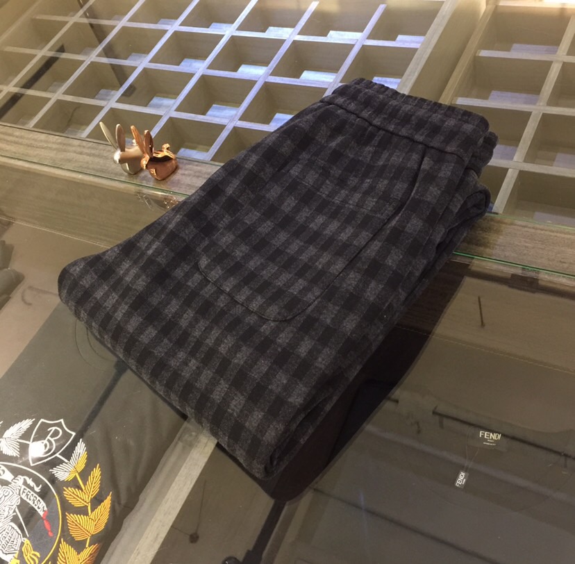 NO:711998,Lujia's latest casual pants for autumn and winter 2025. Produced by OEM. Elastic waist casual pants. Customized imported top-grade fabrics, stretch wool blend. Good comfort. No sense of restraint on the upper body. High version, upper body showing slender legs. Definitely a rare good product. Lined with velvet!  grey!  Size 29~3837. (Model weighs 175/125 pounds and wears 30),,louis vuitton,louis vuitton,19860909驴家2025秋冬最新休闲裤.代工厂出品.松紧腰休闲裤 定制进口顶级面料、弹力羊毛呢混纺.舒适度佳.上身毫无束缚感.高版型、上身显腿修长.绝对是不可多得的好货.内里加绒！灰色！尺码29～3837.（模特175/125斤穿30）,,louis vuitton,louis vuitton,,Men's clothing