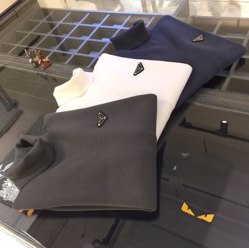 NO:712001,P's 2025 new winter turtleneck sweater is produced with high-end quality and made of wool blended fabric!  High quality is naturally everyone's first choice, and the exquisite hardware logo inlay design on the chest!  Simple but not simple. The upper body is incomparably soft and takes care of your skin. Soft and comfortable. Thick and warm, the upper body effect is great. A must-have for urban leisure and business!  Dark grey/white/dark green!  Sizes M～XXXL (model weighs 175/125 pounds and wears M),,sweaters,19860909P家2025冬季新款高领毛衣高端品质出品,羊毛混纺面料！高品质自然是大家的首选,胸前精致五金Logo镶嵌设计！简约但不简单. 上身无敌柔软 呵护着您的肌肤. 柔软舒适.厚实保暖,上身效果超棒. 都市休闲商务必备款！深灰色/白色/暗绿色！尺码M～XXXL（模特175/125斤穿M）,,sweaters,,Men's clothing