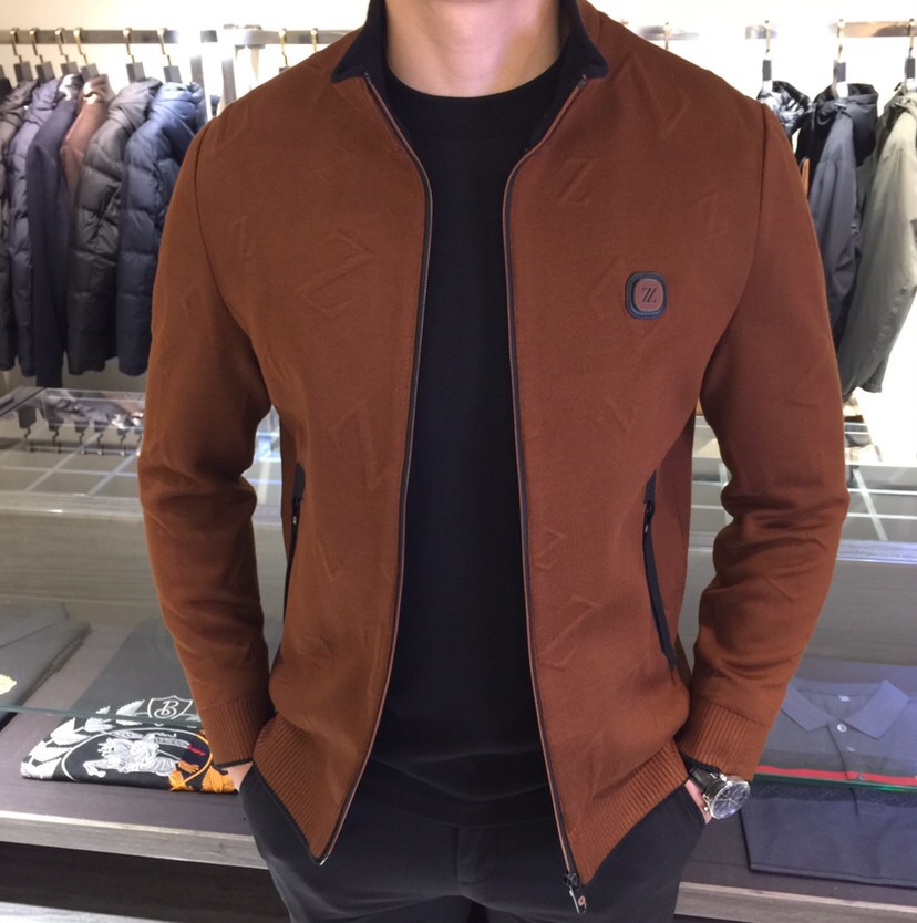 NO:712007,Ze's 2025 launch of a thick stand-up collar wool knitted jacket with heavy-duty foaming three-dimensional texture gives it a full three-dimensional feel!  Light luxury fashion, exquisite craftsmanship, creating extraordinary details. After complicated craftsmanship, the fabric component is imported wool blend. It is soft and thick, skin-friendly, the fabric is sweat-absorbent and breathable, and has an excellent shape. The upper body effect is very stable and mature. It is versatile and age-reducing. The workmanship is superb, simple and generous, fashionable and age-reducing, stylish, full of European and American style!  Black/coffee color!  Sizes M～XXXL (model weighs 175/125 pounds and wears M),,jackets & coats,19860909Ze家2025重磅推出 厚款立领羊毛针织外套,重工艺发泡立体纹理,立体感十足！轻奢时尚,精湛的工艺,缔造非凡的细节,经过复杂的工艺,面料成分是上等进口的羊毛混纺 它柔软厚实,亲和肌肤,面料吸汗又透气,版型精良,上身效果十分稳重成熟气质,百搭减龄款,做工超赞,简单大方,时尚减龄,大气时尚,欧美范儿十足！黑色/咖色！尺码M～XXXL（模特175/125斤穿M）,,jackets & coats,,Men's clothing