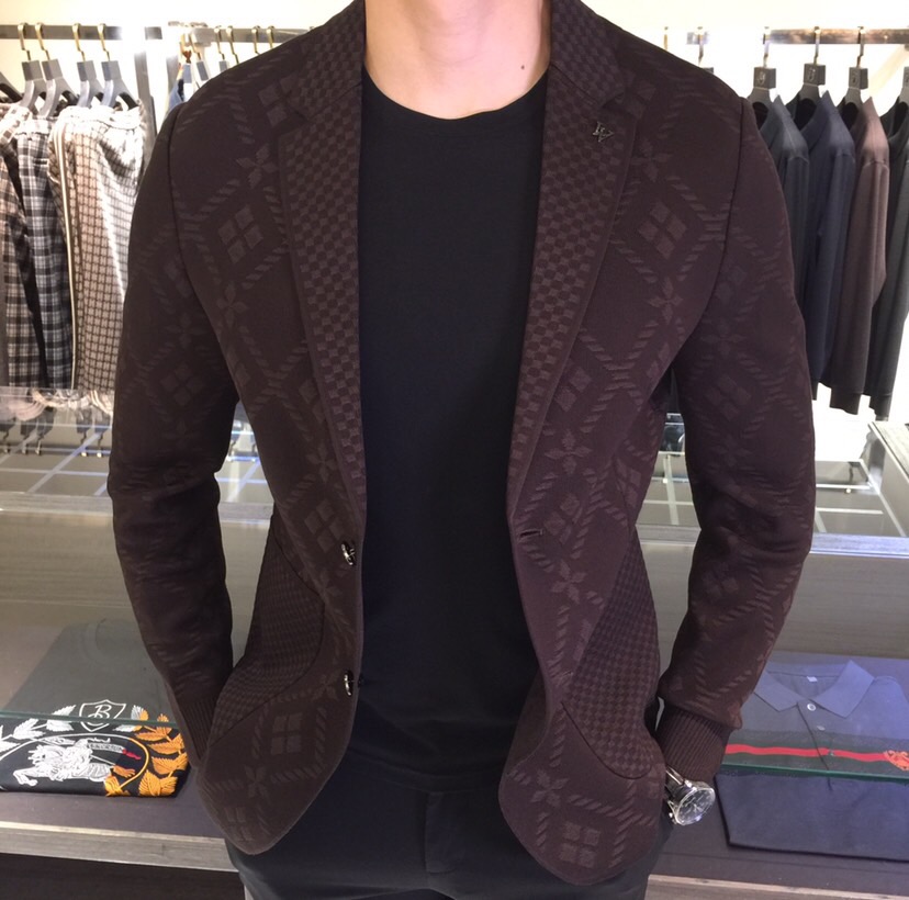 NO:712016,Lujia 2025ss autumn and winter new style, advanced customization, business style timeless suit style, classic suit collar, 2 buttons, slightly gathered waist, the most simple commuting and leisure design!  This style is mainly made of strong knitted fabric for commuting wear, which is elegant and elegant, and highlights the sophistication in casualness. It feels skin-friendly, delicate and comfortable, soft and breathable, has a super texture and a strong sense of class. It is classic and not picky, and the color is specially designed for men's wardrobe. It is simple and generous, easy to wear but not picky, and the quality will definitely stand the test. Coffee color!  Sizes M～XXXL (model weighs 175/125 pounds and wears M),,louis vuitton,louis vuitton,business suit,19860909驴家2025ss秋冬新款 高级定制 商务风永恒的西装版型 经典西装领,2粒扣,腰部微收,最为简约通勤与休闲设计！这款主打的是坚挺的针织面料通勤装,大气得体,随意中凸显精致.手感亲肤 细腻舒适 柔软透气,质感超强,档次感强.经典不挑人,男士衣橱专用的颜色 简单大方,好穿不挑人,品质绝对经得起考验.咖色！尺码M～XXXL（模特175/125斤穿M）,,louis vuitton,louis vuitton,business suit,,Men's clothing