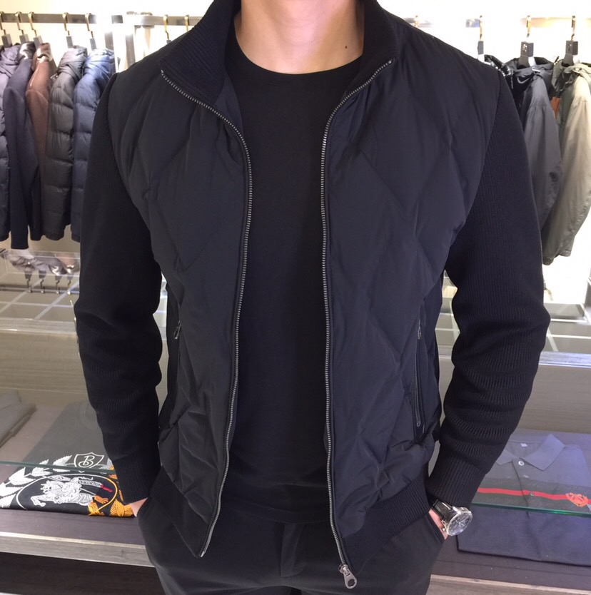 NO:711990,LP's 2025 new fashionable business casual down jacket is here and it doesn't feel bloated at all when worn. Seamless viscose directly filled with 90 white duck down. No excessive decoration. Simple and clean. Imported wool knitted fabrics are supplied by customers. The anti-drilling process is very good!  The whole piece has a strong design to withstand cold currents. It can instantly lock in heat. It has a constant temperature but does not look bulky. It has a high fluffiness. It is light and comfortable to wear. It is more warm. Fashionable down has appeared for the sake of style!  Highly recommended, it’s a pity to miss it!  Sizes M～XXXL (model weighs 175/125 pounds and wears M), loro piana, down jacket,19860909LP家2025新款时尚商务休闲兼具羽绒服来袭穿起来一点臃肿的感觉都没有 无缝粘胶直充90白鸭绒 无过多的装饰 简约而干净 客供进口羊毛针织面料 防钻绒工艺处理的非常的好！整件拥有很强的抵御寒流的设计 可以瞬间锁住热量 恒温但不显臃肿 具有很高的蓬松度 穿着轻便舒适 更具保暖性 时尚羽绒出现了 为了有型！重磅推荐 错过可惜！尺码M～XXXL（模特175/125斤穿M）,,loro piana,down jacket,,Men's clothing