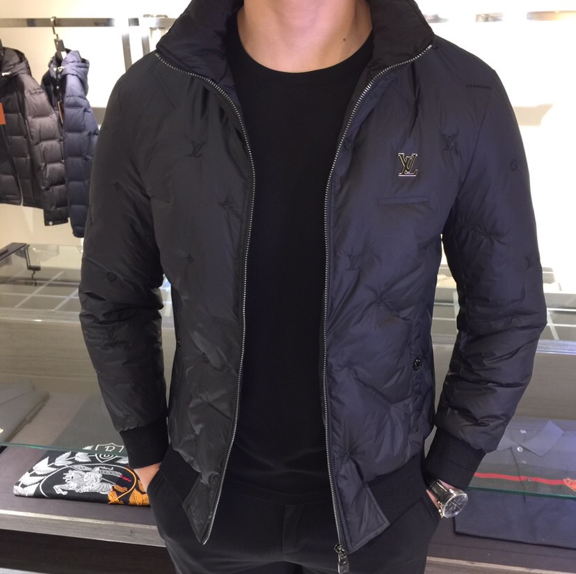 NO:711993,Lujia 2025SS new product series down jacket. High-end white duck down filling!  Three-dimensional embroidery on the entire garment, and a logo on the chest hardware!  High-quality windproof fabric and positioning and compaction technology, high-tech functional silk fabric imported from Italy. Cold-resistant and windproof. The upper body is very smart and neat!  Hardware accessories provided by customers, consistent high-standard production technology. Sizes M ~ XXXL (model 175/125 pounds wears M),, louis vuitton, louis vuitton, down jacket,19860909驴家2025SS新品系列羽绒服.高端白鸭绒填充！整衣立体刺绣,胸前五金打造Logo！高品质防风面料和定位压实工艺,意大利进口科技机能蚕丝面料.耐寒、防风.上身非常干练利落！客供五金辅料、一贯的高规格制作工艺.尺码M～XXXL（模特175/125斤穿M）,,louis vuitton,louis vuitton,down jacket,,Men's clothing