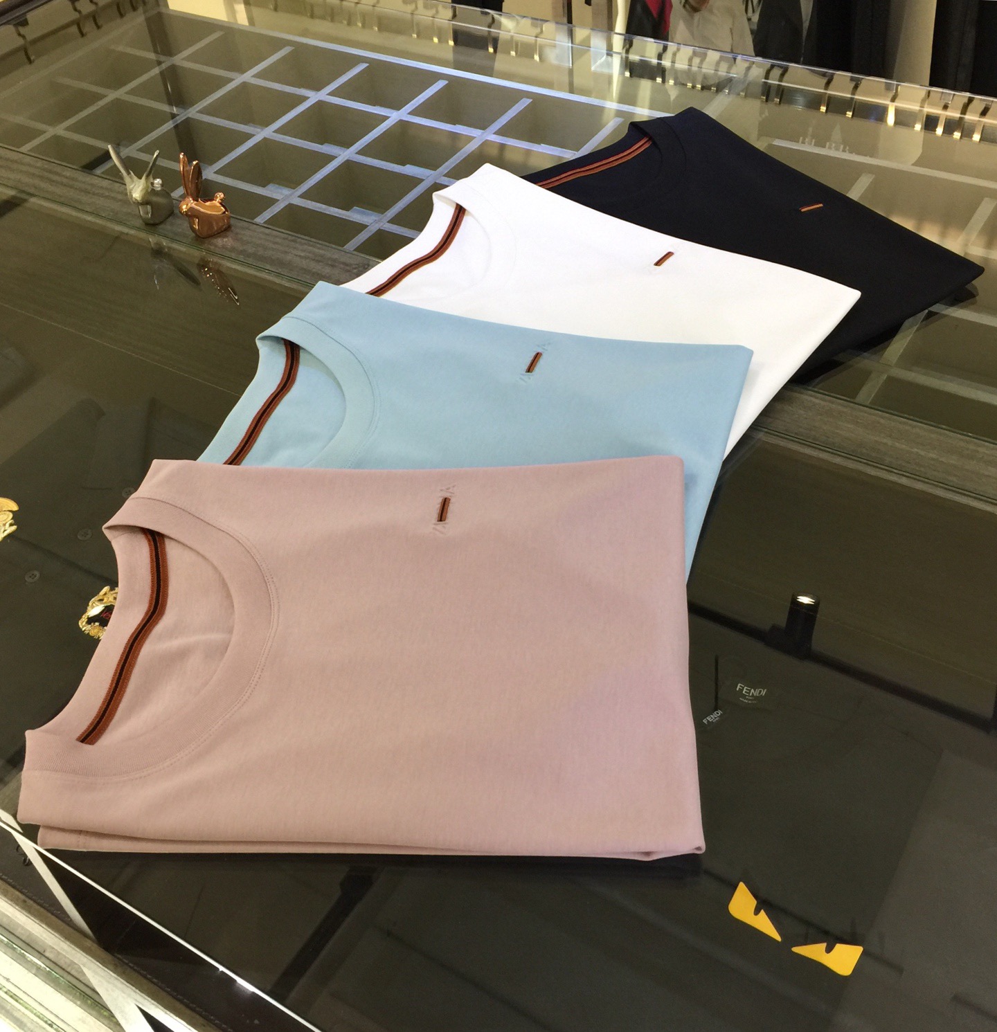 NO:902980,Ze's high-end products!  2026 new summer round-neck shirt, a brand new concept, a boutique product of fashion giants, the fabric is made of top-grade mercerized cotton fabric!  Three-dimensional hot stamping and embroidery craft logo on the chest!  The delicate and smooth texture makes people feel more comfortable. Highly recommended. And you can't see this style outside!  It is definitely an eye-catching item not to be missed. It shows the fashionable charm and style. It is a perfect match in terms of color and style. Black/white/sky blue/lavender!  Sizes M～XXXL (model/weight M),,19860909Ze家高端产物！2026夏装新品圆领衫 全新的概念 时尚大鳄的精品之作,面料采用顶级丝光棉面料！ 胸前立体烫印刺绣工艺Logo！细腻柔滑的质感 让人倍感舒适 强烈推荐 而且外面您是根本看不到这样的款式的！绝对是不容错过的吸睛款 尽显时尚魅力风尚不管是从色系还是款式上都是完美搭配.黑色/白色/天蓝色/淡紫色！尺码M～XXXL（模特/斤穿M）,,,Men's clothing