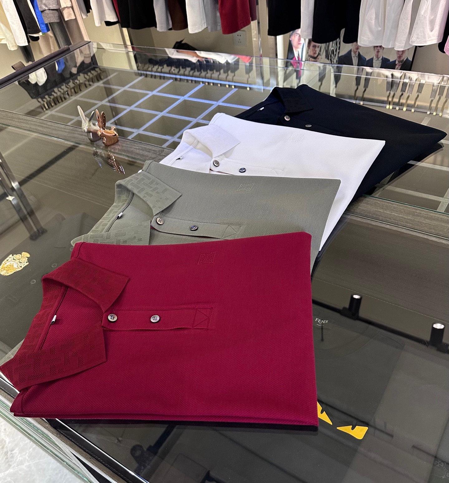 NO:902987,The latest short-sleeved lapel shirt released by H family in summer 2026!  High-grade mercerized pearl cotton fabric, breathable, comfortable, delicate and soft, all fabrics and accessories are original custom-made, three-dimensional foam logo design on the chest!  High-end quality!  High quality shipment, fashionable and stylish upper body!  Black/white/grey green/red!  Sizes M～XXXL (model/weight M),,T-shirt,19860909H家2026夏季最新发布短袖翻领衫！高档丝光珠地棉面料,透气舒适细腻柔软,面料,辅料全部原版定制出品,胸前立体发泡Logo设计！品质高端！高品质出货,上身时尚有型！黑色/白色/灰绿色/红色！尺码M～XXXL（模特/斤穿M）,,T-shirt,,Men's clothing