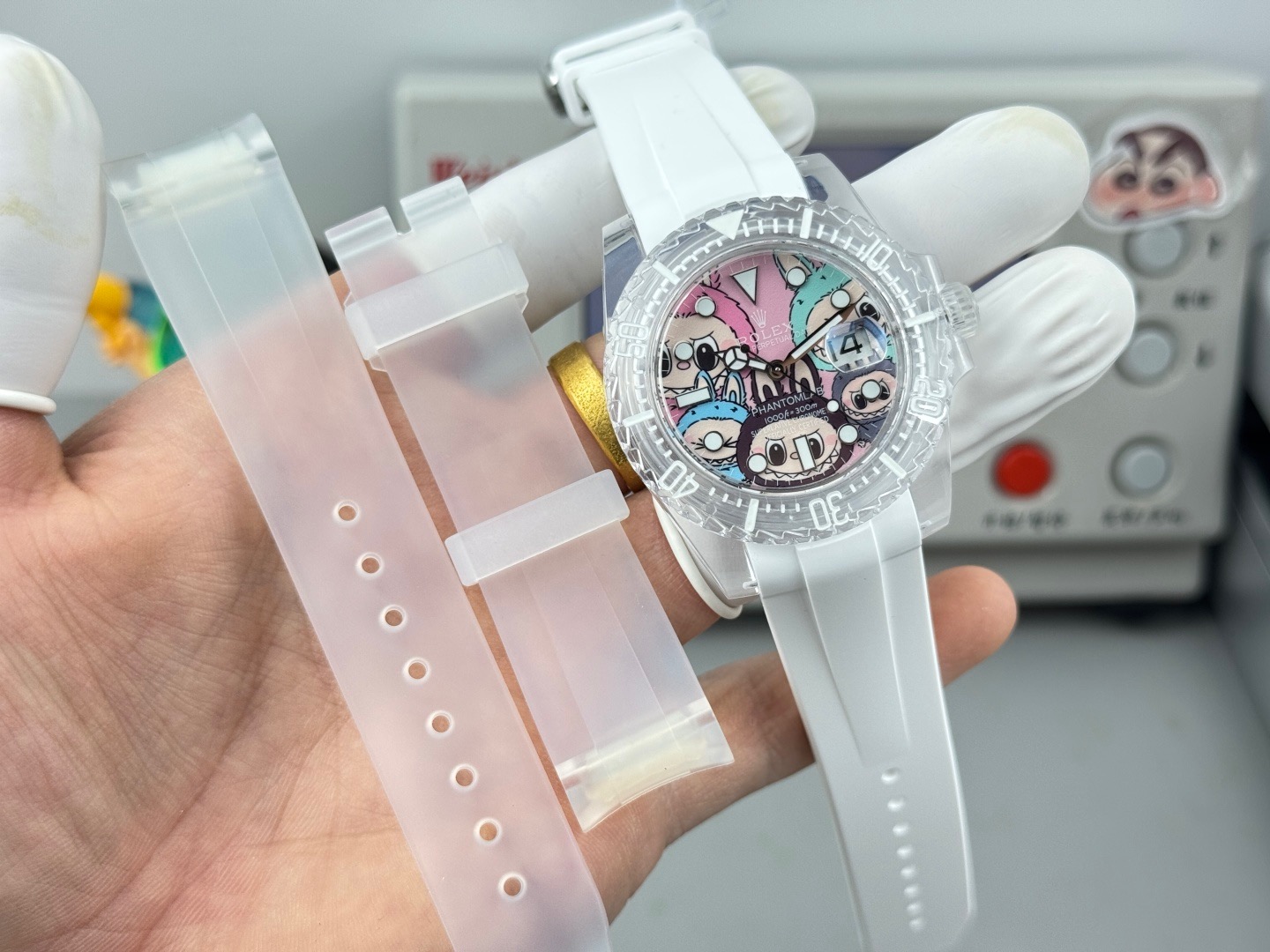 NO:882061,ER’s new product release [ROLEX & PHANTOMLAB joint masterpiece crystal series watch] is coming!  Subvert traditional concepts!  40mm diameter, suitable for both men and women. The entire case is made of materials, which will never turn yellow, is as transparent as new, and is scratch-resistant and wear-resistant!  Equipped with Rolex's classic blue hairspring movement, the travel time is accurate and stable. The automatic mechanical back-through design allows the movement of the movement to be seen at a glance. Every time you appreciate it, you will admire the ingenuity!  A variety of dials are available, each one is carefully designed to show unique personality and fashion taste. The bezel and dial are equipped with super ice blue luminous light!  It is equipped with the top imported TPE fluoroplastic strap on the market and has the same finely ground buckle as the original version and will never turn yellow!  (You will receive a pair of translucent straps of the same material when you place an order) ER boutiques are on sale in limited quantities, welcome to appreciate them!  It took half a year to pursue the beauty of details and create an unconstrained work, releasing its unique charm!  ,,tom ford,rolex19860909ER新品发布【ROLEX&PHANTOMLAB联名力作水晶系列腕表】强势来袭！颠覆传统概念！ 40mm表径,男女皆宜,表壳通体采用材料,有永不发黄,通透如新,抗刮耐磨的特质！ 搭载劳力士经典蓝游丝机芯,走时精准稳定,自动机械背透设计,让机芯的运转一览无余,每一次欣赏,都是对匠心独运的赞叹！ 多种表盘可选,每一款都是精心设计,展现独特的个性与时尚品味,表圈、表盘都配备超强冰蓝夜光！ 配套市面顶级进口TPE氟胶表带与原版一致精磨表扣,永不变黄！（下单即送同材质半透明表带一副） ER精品限量发售,欢迎品鉴！历时半年追求细节之美,天马行空之作,释放与众不同的魅力！,,tom ford,rolex,Watch