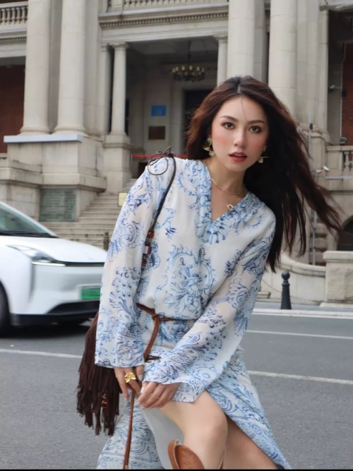 Elegant Blue and White Porcelain Print V-Neck Midi Dress With Belt 1 Elegant Blue and White Porcelain Print V-Neck Midi Dress With Belt