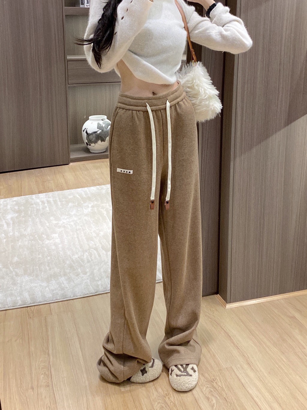 High-End Women’s Clothes: Embroidered Letter Design and Broad-Legged Pants in Various Sizes - 图片 9
