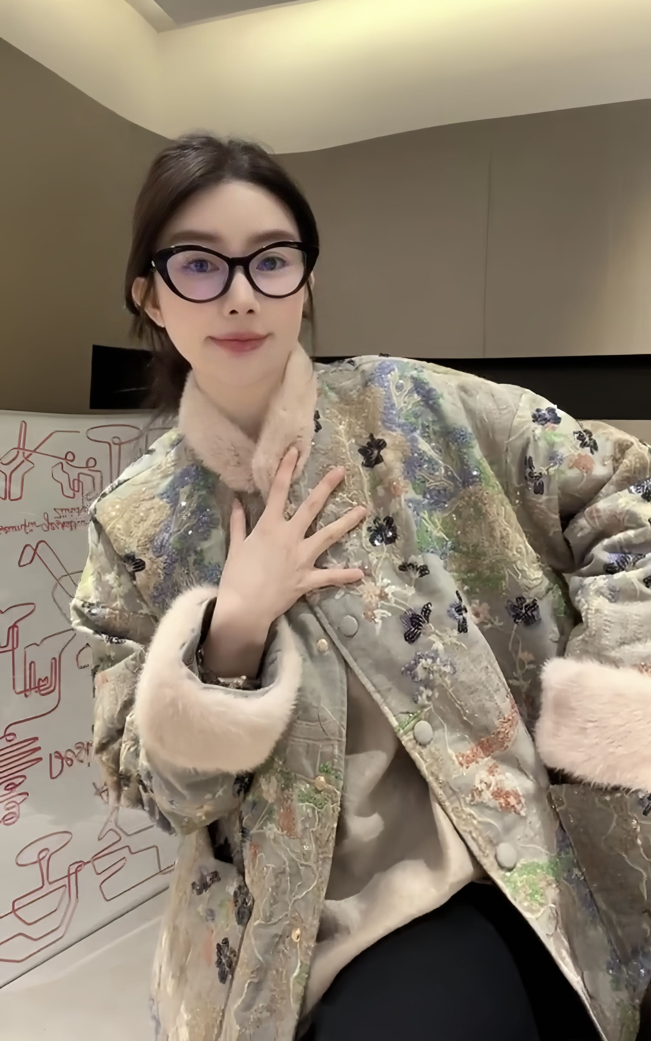 High-End Custom-Made Women’s Suit Unveiled from Dust Bag with Special Bomb Detail - 图片 4