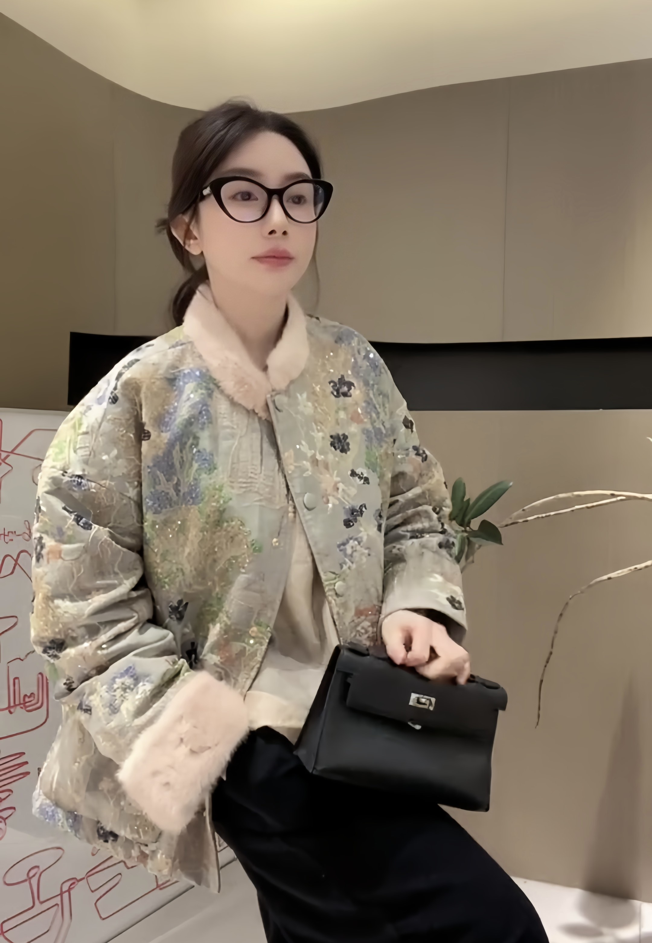 High-End Custom-Made Women’s Suit Unveiled from Dust Bag with Special Bomb Detail - 图片 5