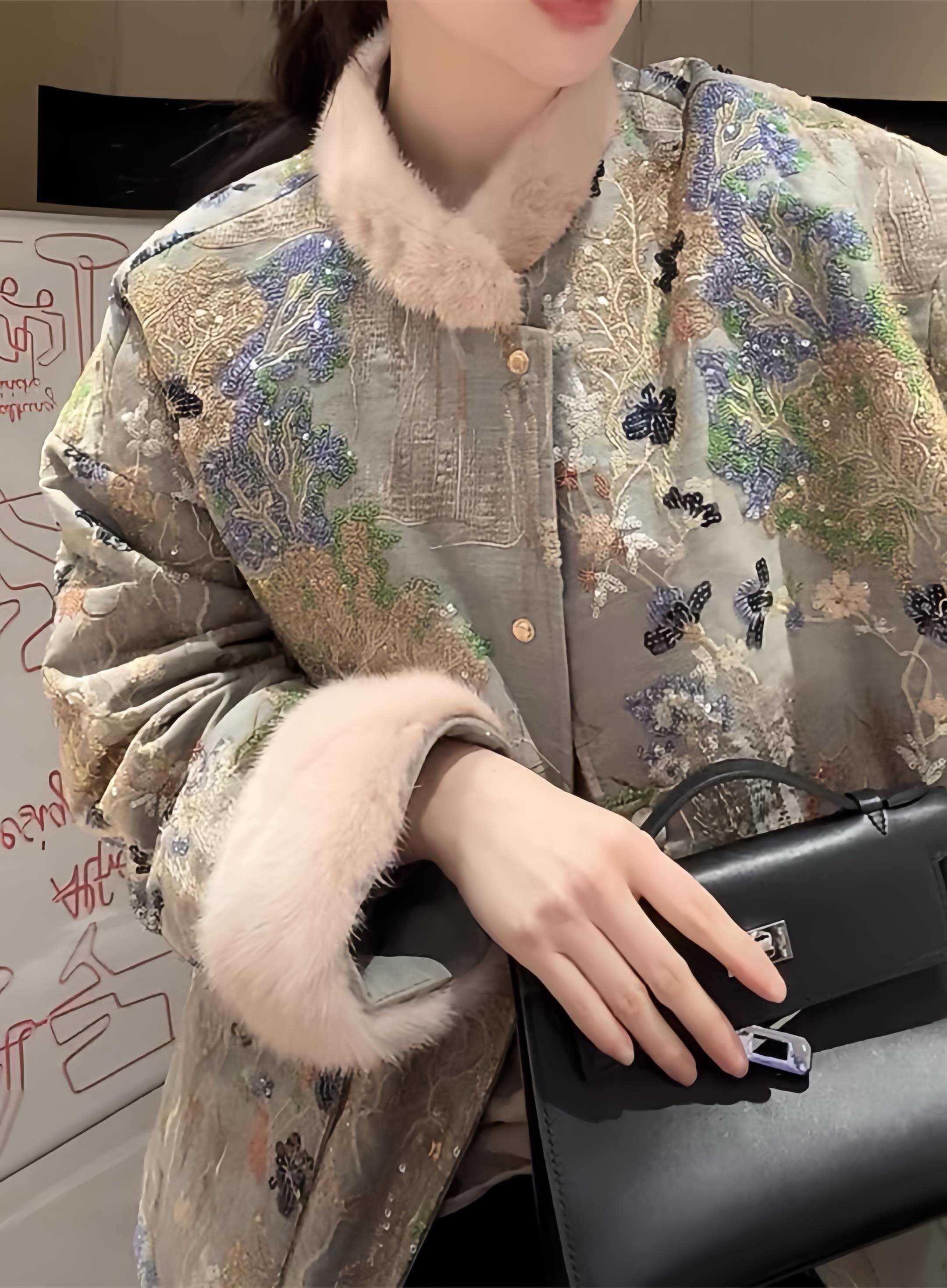 High-End Custom-Made Women’s Suit Unveiled from Dust Bag with Special Bomb Detail - 图片 7