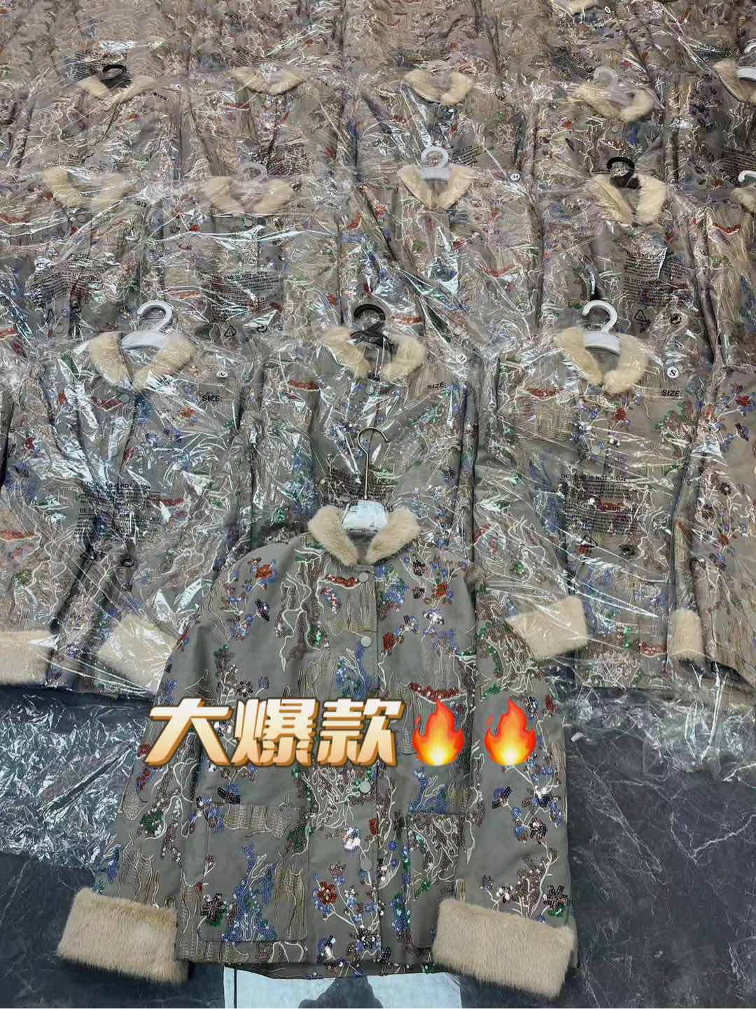 High-End Custom-Made Women’s Suit Unveiled from Dust Bag with Special Bomb Detail - 图片 2