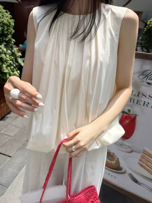 Elegant Sleeveless Blouse with Pleated Design and Flower Bud Silhouette 1 Elegant Sleeveless Blouse with Pleated Design and Flower Bud Silhouette