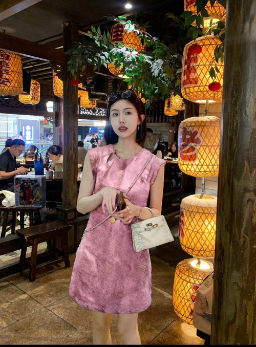 Elegant Jacquard Cheongsam Dress - Retro Floral, Chic Sleeveless Style 1 Elegant Jacquard Cheongsam Dress - Retro Floral, Chic Sleeveless Style