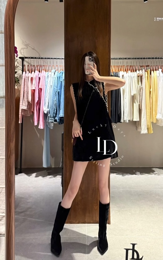 Vintage-Inspired Black Velvet Sleeveless Dress with Chinese Button Detail 7 i1755498657359 2195 0 6