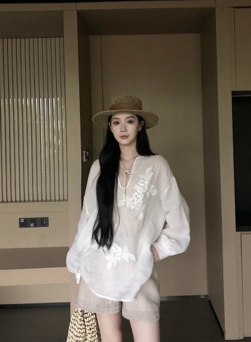 Elegant White Linen Blouse with Delicate Beaded Floral Embroidery 1 Elegant White Linen Blouse with Delicate Beaded Floral Embroidery