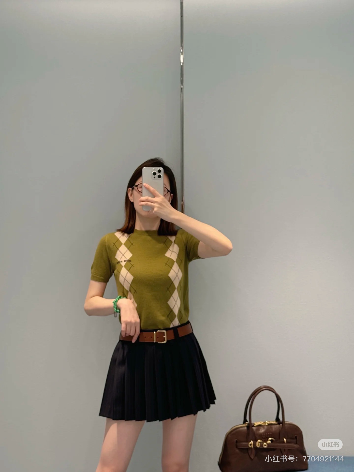 NO:120135,2025 Early Spring Miu*iu Diamond plaid jacquard knitted round neck short-sleeved T-shirt. The classic lapel cutting process has never stopped. It is neither monotonous nor complicated, and it just shows luxury taste. Customers provide wool yarn fabrics, the top product of natural materials. Comfortable, sweat-absorbing and breathable, the unique high luxury feel of the fabric presents a simple and elegant temperament. The trim design has wonderful splicing effect, and the craftsmanship diamond knitted plaid jacquard structure is seamless. The feel is extremely smooth and comfortable without any roughness, and the unique posture is eye-catching. Men and women's same style. Color: gray/army green. Size: 44/46/48/50/52. Data 44: Bust 106cm-shoulder width 47cm-sleeved length 69cm-sleeved length 25cm  46 size: bust 110cm-shoulder width 48cm-sleeved length 70cm-sleeved length 26cm 48 size: bust 114cm-shoulder width 49cm-sleeved length 71cm-sleeved length 27cm 50 size: bust 118cm-shoulder width 50cm-sleeved length 72cm-sleeved length 28cm 52 size: bust 122cm-shoulder width 51cm-sleeved length 73cm-sleeved length 29cm, miumiu, T-shirt,tees, t-shirt,alexander wang198609092025早春Miu*iu 菱形格纹提花针织圆领短袖T恤 经典的翻领裁剪工艺从未停止.既不单调也不复杂,恰到好处的展现奢感品味. 客供初剪羊毛纱线面料,天然材质的顶端产物.舒适吸汗透气根本不在话下,面料独具的高奢感呈现简约优雅气质. 裁剪设计的拼接效果精彩纷呈,工艺化菱形针织格纹提花结构做到了天衣无缝.手感极为顺滑舒适无任何粗糙感,别样姿态引人注目. 男女同款 颜色:灰色/军绿色 尺码:44/46/48/50/52 数据 44码:胸围106cm-肩宽47cm-衣长69cm-袖长25cm 46码:胸围110cm-肩宽48cm-衣长70cm-袖长26cm 48码:胸围114cm-肩宽49cm-衣长71cm-袖长27cm 50码:胸围118cm-肩宽50cm-衣长72cm-袖长28cm 52码:胸围122cm-肩宽51cm-衣长73cm-袖长29cm,,miumiu,T-shirt,tees，t-shirt,alexander wang,Men's clothing