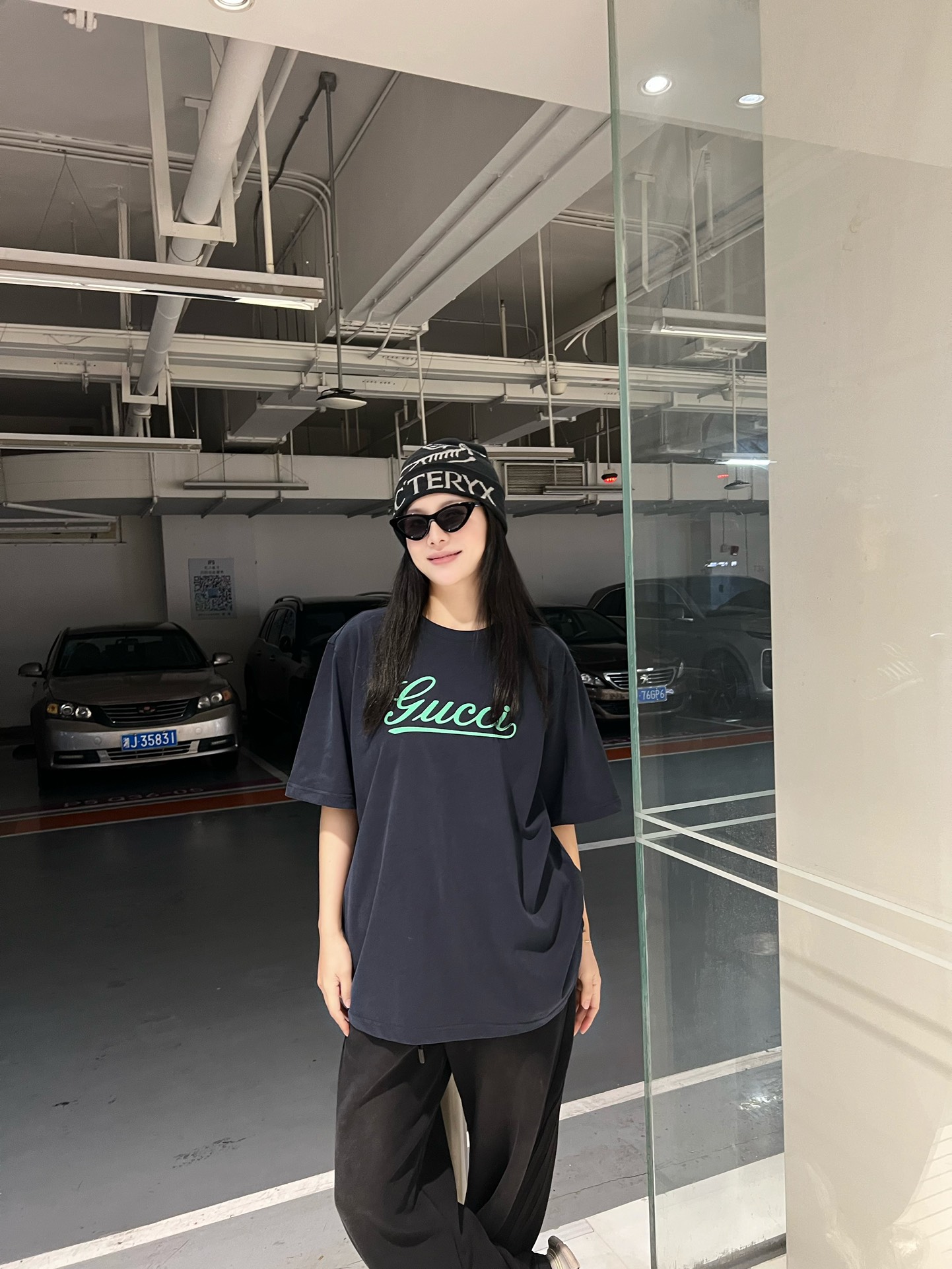 NO:121439,2025 Spring and Summer Gu*ci Graffiti Printed Letter Logo Short-sleeved T-shirts New series of single-item T-shirts, cut design is today's trend and a new era of street style. Customer-supplied knitted cotton fabrics. The overall neatness presents perfect effect, and craftsmanship washing makes the cotton material more fit and thick and smooth and drape. The green printed logo of graffiti letters on the chest highlights the sense of fashion, the overall flat and beautiful, clear, smooth and natural. Men and women's same style Color: Navy blue Size: XS/S/M/L,, T-shirt,tees, t-shirt,alexander wang198609092025春夏Gu*ci 涂鸦印花字母标识短袖T恤 全新系列单品T恤,裁剪设计为当今的潮流趋势,街头风格的新纪元. 客供针织棉面料.整体工整度呈现完美效艺,工艺化水洗让棉料更为贴合厚实,柔滑垂坠. 胸前涂鸦字母绿色印花标识更为突出时尚感,整体平整美观,清晰流畅自然. 男女同款 颜色:藏蓝色 尺码:XS/S/M/L,,T-shirt,tees，t-shirt,alexander wang,Men's clothing