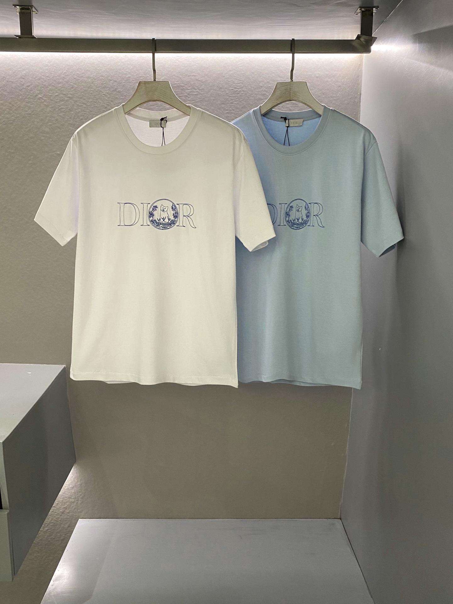 NO:139748,2025 Spring and Summer Di*r And Hylton Nel Co-branded Embroidered Logo Short-sleeved T-shirt Fashionable and eye-catching T-shirt, fashionable and slightly loose straight cut to create a unique styling charm. Simple and beautiful design... Jersey cotton fabric, high-density woven craftsmanship makes the texture lighter, soft, firm and comfortable like cotton. The new Hylton Nel embroidered cartoon cat logo adds ingenious style, advanced craftsmanship combines retro style and modern style. Micro OS cut outlines are very modern, reflecting the fashionable tone perfection, and the fineness is as high as men and women. The same style color: white/blue Size: S/M/L/XL Data S code: bust 106cm-shoulder width 47cm-sleeved length 73cm-sleeved length 24cm  M size: bust 110cm-shoulder width 48cm-cloth 74cm-sleeved length 25cm L size: bust 114cm-shoulder width 49cm-clothed length 75cm-sleeved length 26cm XL size: bust 118cm-shoulder width 50cm-clothed length 76cm-sleeved length 27cm, T-shirt,tees,t-shirt,alexander wang198609092025春夏Di*r And Hylton Nel联名刺绣标识短袖T恤 时尚吸睛款T恤,时尚微宽松直筒裁剪铸就独特造型魅力.简约美感设计… 平纹针织棉面料,高密度机织工艺让质感更轻盈,如棉絮般柔软紧致舒适. 全新Hylton Nel刺绣卡通猫标识平添匠心风格,先进的工艺兼有复古格调与摩登风情. 微OS型裁勾勒极富摩登气质,体现时尚腔调十足完美,精细度高达. 男女同款 颜色:白色/蓝色 尺码:S/M/L/XL 数据 S码:胸围106cm-肩宽47cm-衣长73cm-袖长24cm M码:胸围110cm-肩宽48cm-衣长74cm-袖长25cm L码:胸围114cm-肩宽49cm-衣长75cm-袖长26cm XL码:胸围118cm-肩宽50cm-衣长76cm-袖长27cm,,T-shirt,tees，t-shirt,alexander wang,Men's clothing