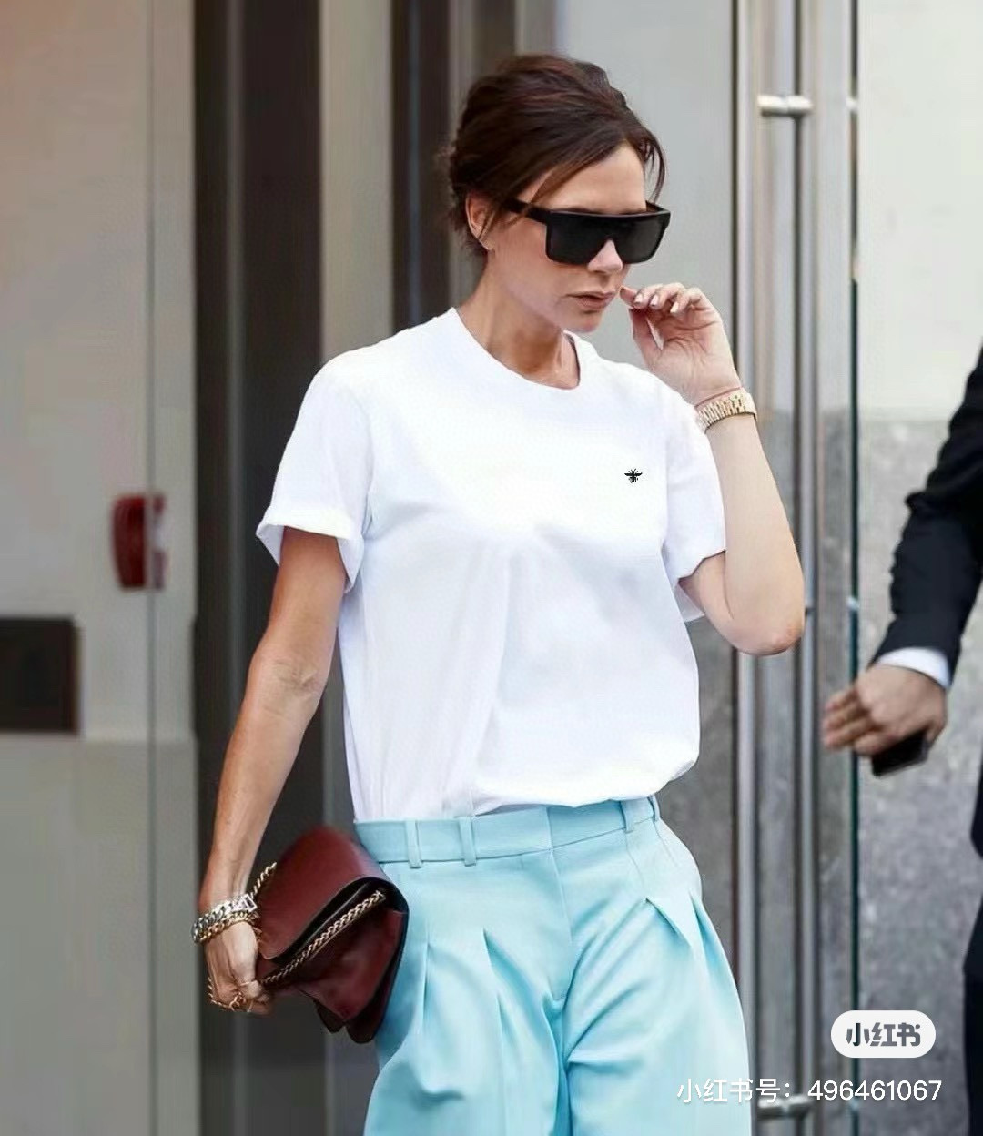 NO:414764,2025 Spring and Summer Di*r Homme Classic Bee Embroidered Short-Sleeve T-shirt. The classic style cutting and stitching design combine to form a carrier of a fashionable and fashionable style. The exquisite craftsmanship is unparalleled. High-quality knitted cotton fabrics are made with advanced knitted micro-dense instruments to ensure the cutting shape and characteristics of the product. The ready-to-wear is breathable, light and comfortable, and the feel is soft and delicate. The classic shape of silk bees adds the visual enjoyment of the eyeballs. Use cotton silk fiber needle point embroidery to decorate, saturated and lifelike... Men and women same style Color: Black/White Size: XS/S/M/L Data XS code: Bust 114cm-Shoulder width 46cm-Shoulder length 71cm-Sleeve length 25cm S code: Bust 116cm-Shoulder width 47cm-Sleeve length 73cm-Sleeve length 26cm  M size: bust 120cm-shoulder width 48cm-cloth 75cm-sleeve length 27cm L size: bust 124cm-shoulder width 49cm-cloth 77cm-sleeve length 28cm, T-shirt,tees,t-shirt,alexander wang198609092025春夏Di*r Homme经典蜜蜂刺绣短袖T恤 经典风格裁剪及切缝设计相结合形成潮流时尚风格的承载体,精湛的工艺无与伦比. 优质针织棉面料,运用先进的针织微密型器械制作保证了产品的裁剪造型和特色,成衣透气轻薄舒适,手感柔软细腻兼具潮流时尚魅力. 经典造型丝线蜜蜂增加了眼球的视觉享受.运用棉质丝线纤维针点刺绣装饰,饱和凛然,栩栩如生… 男女同款 颜色:黑色/白色 尺码:XS/S/M/L 数据 XS码:胸围114cm-肩宽46cm-衣长71cm-袖长25cm S码:胸围116cm-肩宽47cm-衣长73cm-袖长26cm M码:胸围120cm-肩宽48cm-衣长75cm-袖长27cm L码:胸围124cm-肩宽49cm-衣长77cm-袖长28cm,,T-shirt,tees，t-shirt,alexander wang,Men's clothing