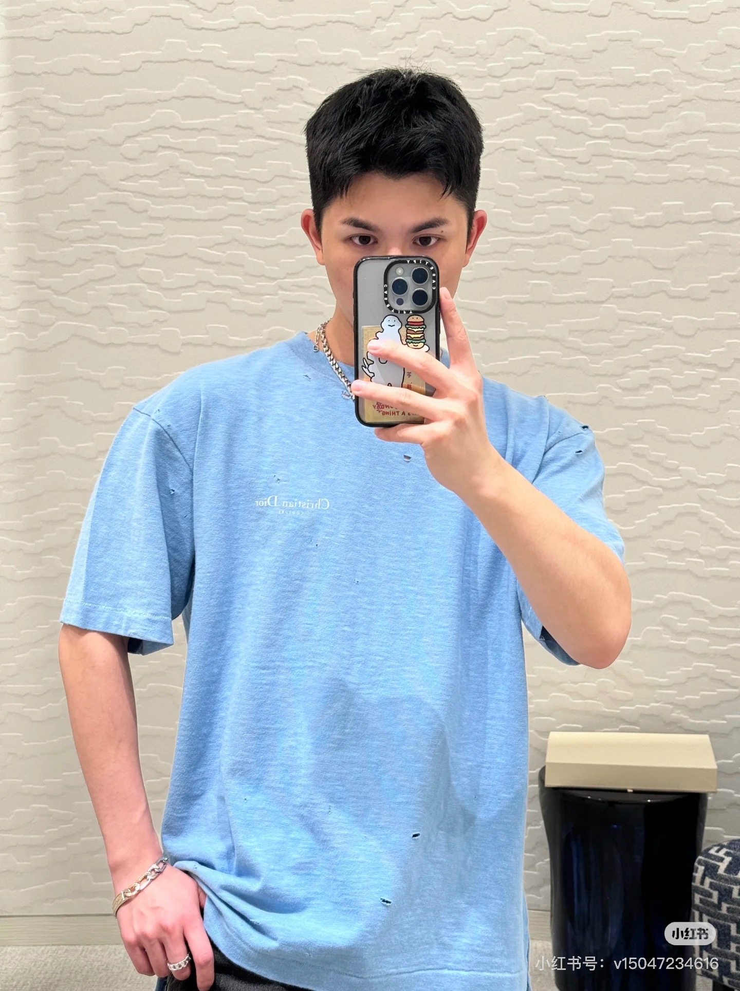 NO:139772,2025 Spring and Summer Ch*istian Di*r Couture Printed Logo Breaked Short-sleeved T-shirt Ingeniously presents… embellished retro elements highlight the fashion trend and free and unrestrained charm. Washed knitted cotton fabric is soft, delicate, comfortable and breathable, with impeccable texture. Simple and unique charm. The OS version is suitable for matching with various trendy and fashionable styles. Handmade hand-grinding burnt holes and old design highlights the aesthetic retro style. The front and rear Couture logo is made of printing technology, which is particularly beautiful and reflects the exquisite and delicate craftsmanship. The same style for men and women Color: Blue/Gray Size: S/M/L/XL/XXL Data S code: Bust 106cm-shoulder width 50cm-shoulder length 70cm-sleeved length 22cm  M size: bust 110cm-shoulder width 51cm-sleeved length 71cm-sleeved length 23cm L size: bust 114cm-shoulder width 52cm-sleeved length 72cm-sleeved length 24cm XL size: bust 118cm-shoulder width 53cm-sleeved length 73cm-sleeved length 25cm XXL size: bust 122cm-shoulder width 54cm-sleeved length 74cm-sleeved length 26cm, T-shirt,tees,t-shirt,alexander wang198609092025春夏Ch*istian Di*r Couture印花标识破洞短袖T恤 匠心呈现…点缀性复古元素突出时尚潮流与自由不拘的型格魅力. 水洗针织棉面料,松软细腻舒适透气,手感质感无可挑剔.简洁而富有独特魅力.OS版型适合搭配各种潮流时尚造型. 手工艺处理手磨烧花破洞做旧设计彰显唯美复古风范.前后Couture标识采用印花工艺打造,格外美观体现精致细腻的工艺感. 男女同款 颜色:蓝色/灰色 尺码:S/M/L/XL/XXL 数据 S码:胸围106cm-肩宽50cm-衣长70cm-袖长22cm M码:胸围110cm-肩宽51cm-衣长71cm-袖长23cm L码:胸围114cm-肩宽52cm-衣长72cm-袖长24cm XL码:胸围118cm-肩宽53cm-衣长73cm-袖长25cm XXL码:胸围122cm-肩宽54cm-衣长74cm-袖长26cm,,T-shirt,tees，t-shirt,alexander wang,Men's clothing