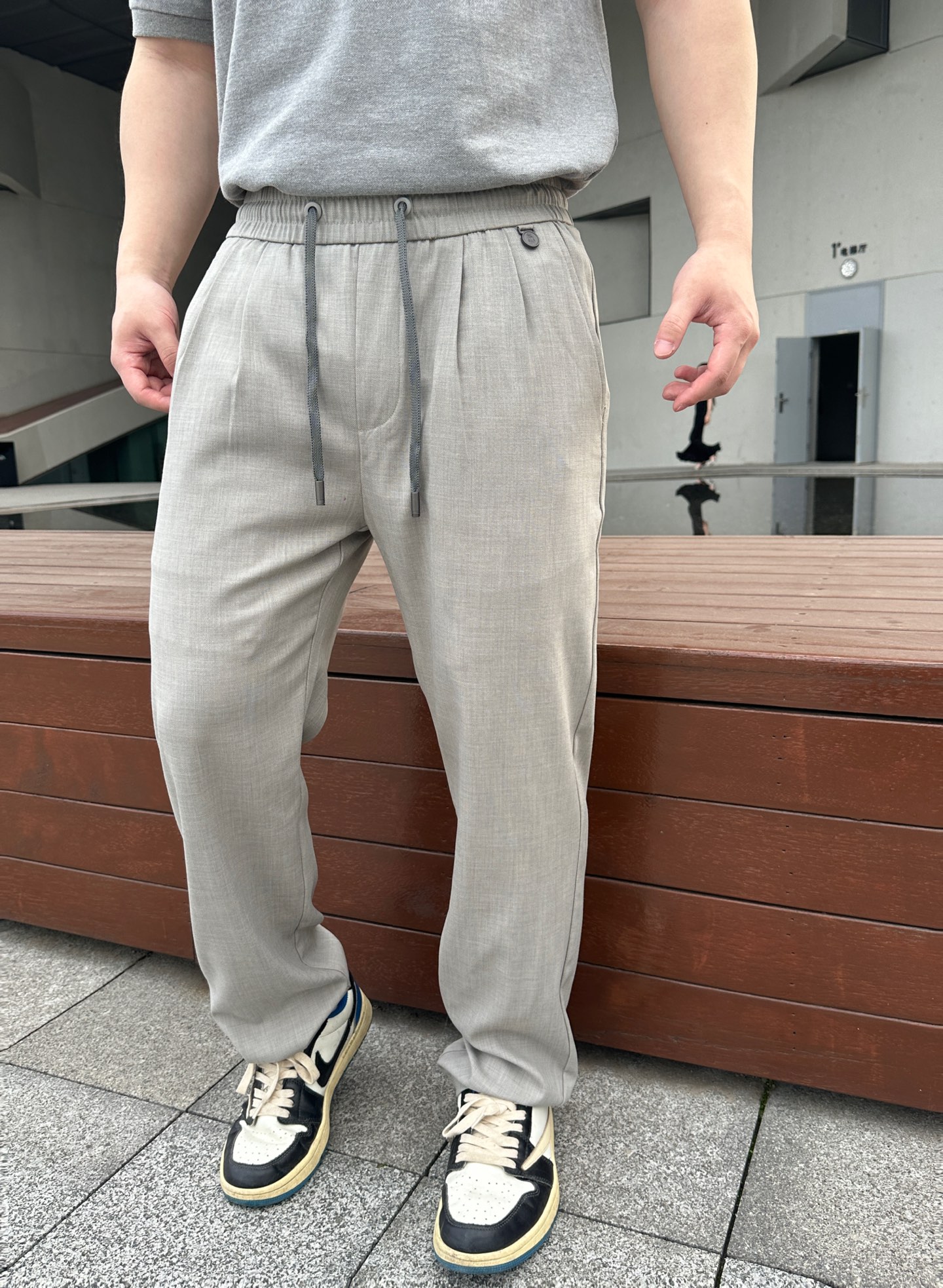 NO:414700,2025 Spring and Summer Br*n*llo Cu*in*lli high luxury badge fashion straight casual pants Icon fashion treasure pants. Modern and fashionable seasonings are easy to control all-weather occasions, simple without losing the refined style. 'Real luxury in the clothing industry' first choice for urban elites... Customer-supplied technology fiber-blend fabric, made of multi-craft light textile, the fabric surface presents a perfect texture and just right rebound. It looks straight and tough, but it is soft and delicate, with excellent breathability and comfort. Three-dimensional cutting and inclusive hip and leg curves, three-needle and five-line craftsmanship ensure durability of stitching, elastic waist paired with drawstring design to adjust waist elasticity, and two-pronged fit is suitable for a variety of waist shapes. Embroidered shield badges inherit the brand's powerful genes, and metal tower badge pendants interpret high luxury retro style, vividly reflecting the beauty of details. Color: black/beige gray  Size: 30/31/32/33/34/35/36 Data 30: Waist circumference 76cm-leg circumference 60cm-crotch position 29cm-pants length 99cm 31: Waist circumference 78cm-leg circumference 62cm-crotch position 30cm-pants length 100cm 32: Waist circumference 80cm-leg circumference 64cm-crotch position 31cm-pants length 101cm 33: Waist circumference 82cm-leg circumference 66cm-crotch position 32cm-pants length 102cm 34: Waist circumference 84cm-leg circumference 68cm-crotch position 33cm-pants length 104cm 35: Waist circumference 86cm-leg circumference 70cm-crotch position 34cm-pants length 105cm  Size 36: Waist circumference 88cm - Leg circumference 72cm - Crotch position 35cm - Trouser length 107cm, alexander wang198609092025春夏Br*n*llo Cu*in*lli高奢徽章时尚直筒休闲裤 Icon时尚宝藏神裤.现代时尚的调味剂轻松驾驭全天候场合,简约而不失精炼风范.'服装界真正的奢侈品'都市精英的首选… 客供科技纤维混纺型面料,由多工艺轻纺制作而成,布面呈现完美质感,恰到好处的回弹力.看似挺拔硬朗实为柔软细腻,拥有极佳的透气舒适感. 立体裁剪包容臀腿曲线,三针五线工艺确保缝线耐久度,弹力腰头搭配抽绳设计调节腰部松紧,双管齐下适合多种腰型. 刺绣盾型徽章传承品牌的强大基因,金属材质塔楼徽章挂件演绎高奢复古风格,淋漓尽致的体现细节美感. 颜色:黑色/米灰色 尺码:30/31/32/33/34/35/36 数据 30码:腰围76cm-腿围60cm-裆位29cm-裤长99cm 31码:腰围78cm-腿围62cm-裆位30cm-裤长100cm 32码:腰围80cm-腿围64cm-裆位31cm-裤长101cm 33码:腰围82cm-腿围66cm-裆位32cm-裤长102cm 34码:腰围84cm-腿围68cm-裆位33cm-裤长104cm 35码:腰围86cm-腿围70cm-裆位34cm-裤长105cm 36码:腰围88cm-腿围72cm-裆位35cm-裤长107cm,,alexander wang,Men's clothing