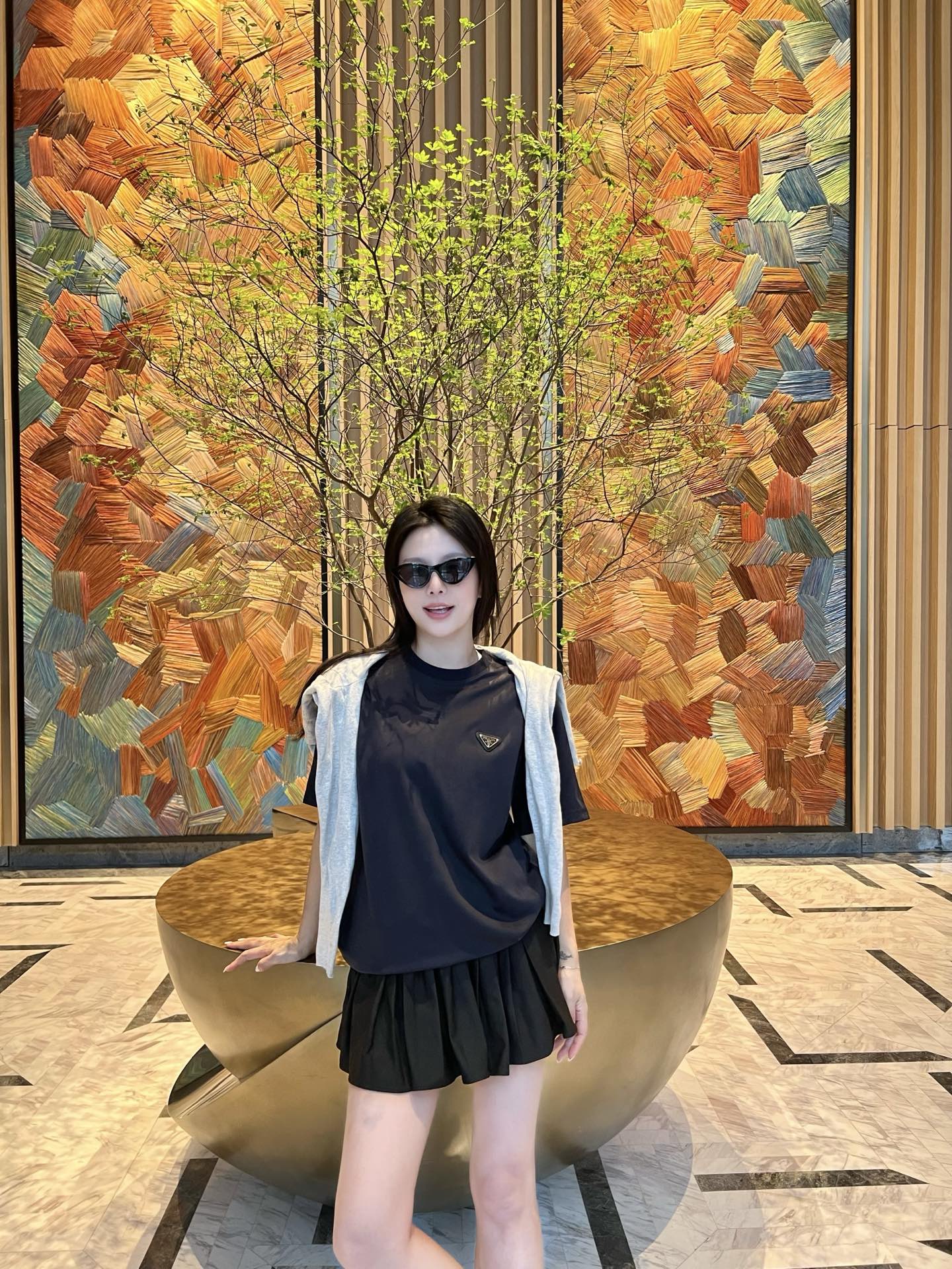 NO:414757,2025 Spring/Summer Pr*da Milano logo base badge round neck short-sleeved T-shirt Essentials minimalist twin expression, deconstructing classic straight-tube design breathing and casual and fashionable style. Customer-supplied liquid knitted cotton fabric, with an extraordinary texture experience, is known as the most suitable cotton fabric for summer, light and breathable, excellent comfort, soft and delicate and more natural. The fixed-woven 0.1cm precision stitching double-layer ribbed neckline design, flat and smooth and not easy to deform. The chest triangle-coated enamel Milano base logo still creates an alternative luxury and fashionable atmosphere. Men and women same style Color: Navy blue Size: XS/S/M/L Data XS code: Bust 106cm-shoulder width 44cm-coat length 69cm-sleeved length 24cm  S: bust 110cm-shoulder width 45cm-cloth 71cm-sleeved length 25cm M: bust 114cm-shoulder width 46cm-clothed length 73cm-sleeved length 26cm L: bust 118cm-shoulder width 47cm-clothed length 75cm-sleeved length 27cm, T-shirt,tees,t-shirt,alexander wang198609092025春夏Pr*da Milano标识基底徽章圆领短袖T恤 Essentials极简主义的双生表达,解构经典直筒设计呼吸感兼具休闲时尚范儿. 客供液态针织棉面料,非同一般的质感体验,号称最适合夏季的棉质面料,轻盈透气,舒适感极佳,柔软细腻更为自然. 定织型0.1cm的精密缝线双层罗纹领口设计,平整服贴不易变形.胸口三角涂珐琅Milano基底标识依旧,营造出另类的奢华时尚气息. 男女同款 颜色:藏蓝色 尺码:XS/S/M/L 数据 XS码:胸围106cm-肩宽44cm-衣长69cm-袖长24cm S码:胸围110cm-肩宽45cm-衣长71cm-袖长25cm M码:胸围114cm-肩宽46cm-衣长73cm-袖长26cm L码:胸围118cm-肩宽47cm-衣长75cm-袖长27cm,,T-shirt,tees，t-shirt,alexander wang,Men's clothing