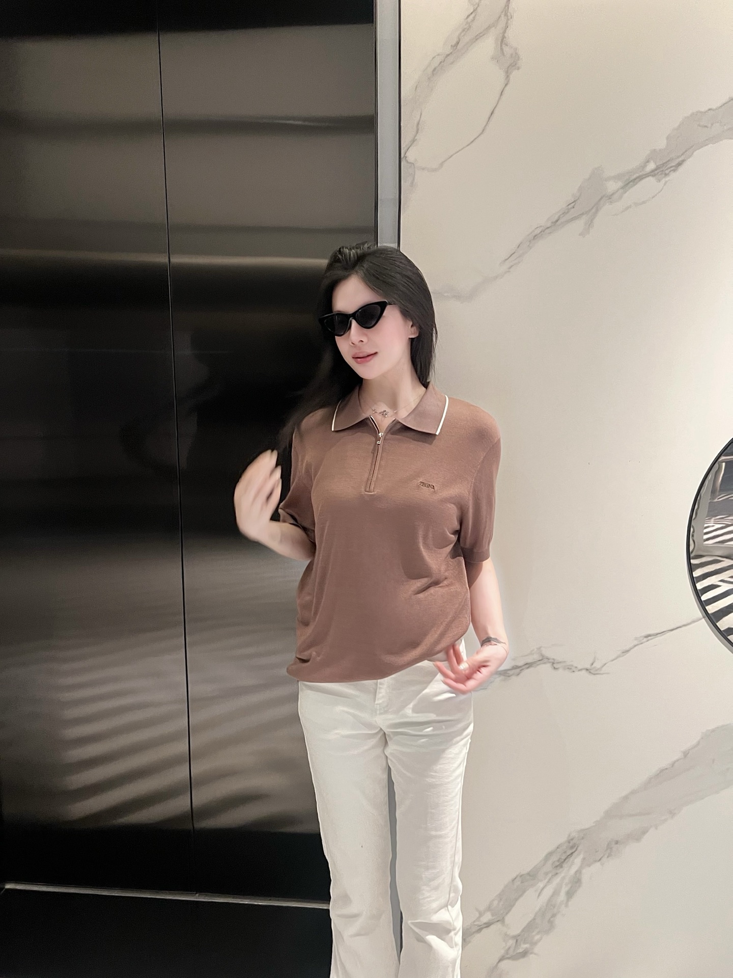 NO:152151,2025 Spring and Summer Ze*na Embroidery Logo Zipper Knitted Polo Shirt Short Sleeve T-shirt New brown-toned aesthetic short T-shirt, interpreting Italian elegance, creating a new concept of texture, just right modern luxury taste. Selected technology yarn polyester fiber creates a dense knitted texture, and the horizontal texture carries the breathing feeling of light and shadow flow. The knitted layer is comfortable to absorb and breathable, the fabric seems to be wool not wool, and it has a unique high luxury texture. Metal zipper track precision bite. White edge embroidery outlines the neat silhouette, brand embroidery dark pattern logo witnesses a century of craftsmanship, and every detail contains ingenuity. Men and women same style Color: brown Size: S/M/L Data S: bust 106cm-shoulder width 44cm-shoulder width 69cm-sleeved length 23cm  M size: bust 110cm-shoulder width 45cm-cloth 70cm-sleeve length 24cm L size: bust 114cm-shoulder width 46cm-cloth 71cm-sleeve length 25cm, T-shirt,tees,t-shirt,alexander wang198609092025春夏Ze*na 刺绣标识拉链针织Polo衫短袖T恤 全新棕调美学短T,诠释意式优雅,打造质感新主张,恰到好处的现代奢感品味. 精选科技纱线聚酯纤维打造致密针织肌理,横向纹理承载光影流动的呼吸感.针织层舒适吸汗透气,面料看似毛线并非毛线,独具高奢质感. 金属拉链轨道精密咬合.领口白边刺绣勾勒利落廓形,品牌刺绣暗纹标识见证百年工艺,每一处细节蕴藏匠心. 男女同款 颜色:棕色 尺码:S/M/L 数据 S码:胸围106cm-肩宽44cm-衣长69cm-袖长23cm M码:胸围110cm-肩宽45cm-衣长70cm-袖长24cm L码:胸围114cm-肩宽46cm-衣长71cm-袖长25cm,,T-shirt,tees，t-shirt,alexander wang,Men's clothing