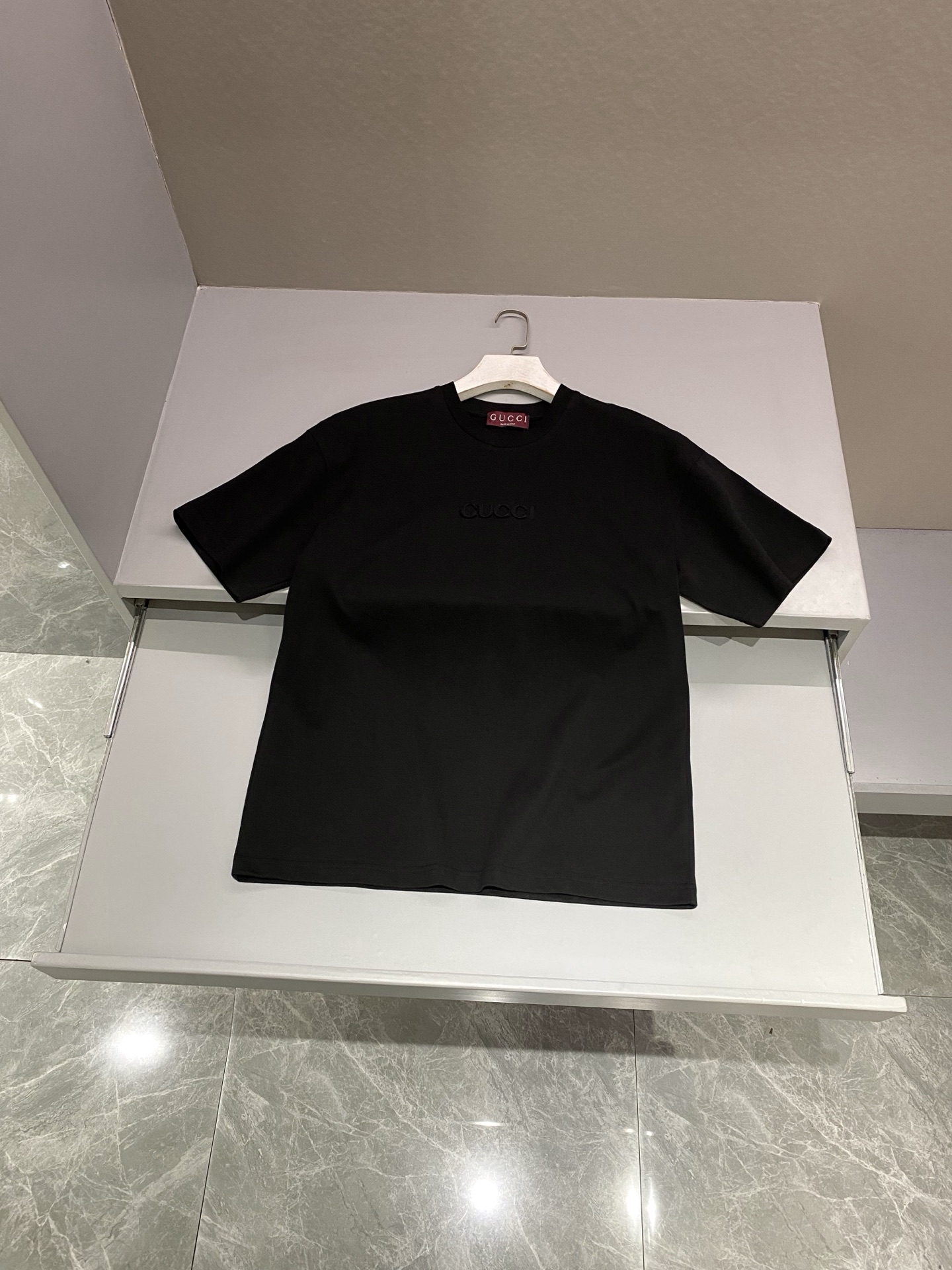 NO:159483,2025 Spring and Summer G*c*i Exclusive logo patch short-sleeved T-shirt, a new dimension of minimalism, a simple and luxurious fashionable short T-T, casually matched to feel the unique temperament of the British style. Customer-supplied fine velvet knitted cotton fabric, the 21mm weaving method ensures that the skin index of each inch of fabric reaches Class A standard with the sixth generation washing process. The texture and feel are a complete masterpiece. The ingenious three-dimensional badge of the same color is hidden on the chest, and the Italian edge locking process with a pin density of 0.3mm makes each letter an artistic installation that can breathe. The cutting style witnesses the charm of the classic. The beauty is super different from traditional offset printing patterns. Men and women's same style Color: Black/White Size: S/M/L/XL/XXL Data S code: Bust 110cm-shoulder width 54cm-shoulder length 72cm-sleeved length 22cm  M size: bust 114cm-shoulder width 55cm-sleeved length 74cm-sleeved length 23cm L size: bust 118cm-shoulder width 56cm-sleeved length 76cm-sleeved length 24cm XL size: bust 122cm-shoulder width 57cm-sleeved length 78cm-sleeved length 25cm XXL size: bust 126cm-shoulder width 58cm-sleeved length 80cm-sleeved length 26cm, T-shirt,tees,t-shirt,alexander wang198609092025春夏G*c*i 专属标识贴布短袖T恤 极简主义新维度,简约奢华感的时尚短T,随意搭配感受英式风格独特气质. 客供细绒针织棉面料,21姆米织法在第六代水洗工艺加持下,确保每一寸布料贴肤指数达A类标准.质地手感都是完完全全的精品力作. 胸前隐现同色系匠心立体徽章,针脚密度达0.3mm的意式锁边工艺,让每个字母都成为会呼吸的艺术装置.裁剪版型的功底见证经典的魅力所在.美感超强区别传统胶印图案. 男女同款 颜色:黑色/白色 尺码:S/M/L/XL/XXL 数据 S码:胸围110cm-肩宽54cm-衣长72cm-袖长22cm M码:胸围114cm-肩宽55cm-衣长74cm-袖长23cm L码:胸围118cm-肩宽56cm-衣长76cm-袖长24cm XL码:胸围122cm-肩宽57cm-衣长78cm-袖长25cm XXL码:胸围126cm-肩宽58cm-衣长80cm-袖长26cm,,T-shirt,tees，t-shirt,alexander wang,Men's clothing